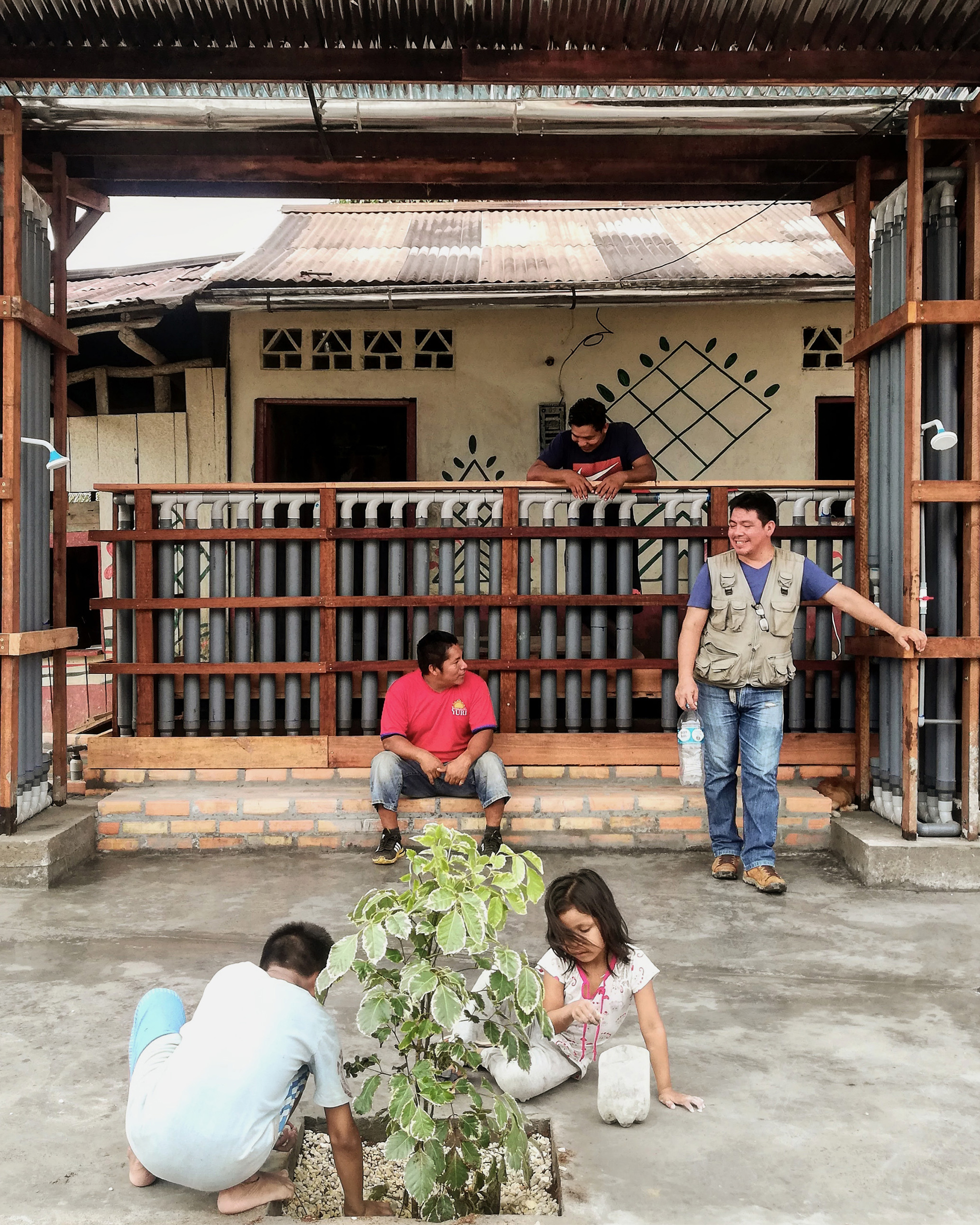 un grupo de personas y dos niños haciendo jardinería