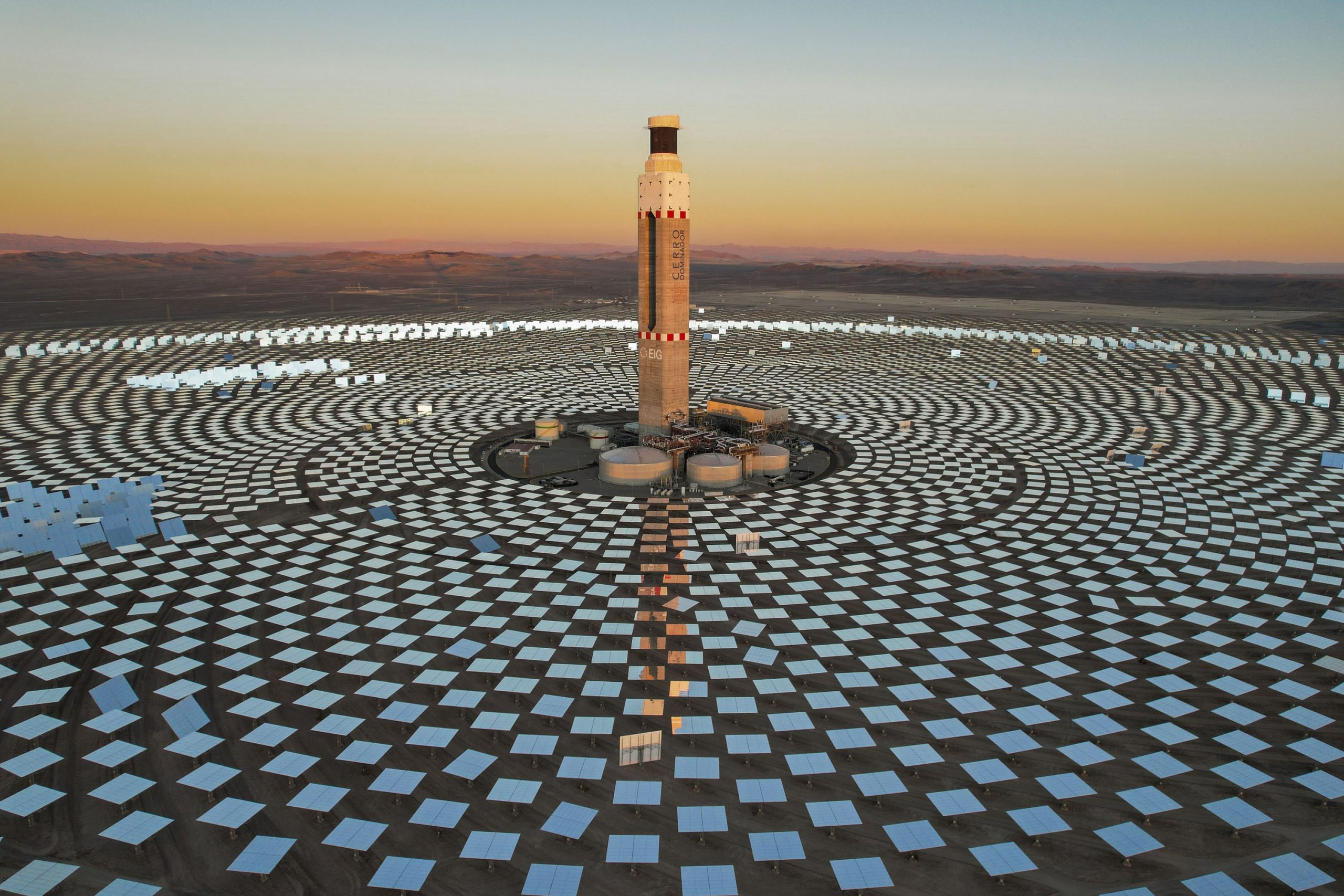 <p>La planta solar Cerro Dominador, en el desierto de Atacama, en el norte de Chile. La región de Atacama recibe uno de los niveles de radiación solar más altos del mundo y es una parte central de la expansión de la energía solar en Chile (Imagen: <a href="https://flic.kr/p/2mb7XSz">Tamara Merino</a> / <a href="https://flickr.com/people/imfphoto/">International Monetary Fund</a>, <a href="https://creativecommons.org/licenses/by-nc-nd/2.0/">CC BY-NC-ND</a>)</p>