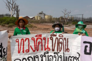 <p>泰国东北部丹坤托县的村民们手举标语，抗议附近钾盐矿给他们的土壤和水资源造成的污染。图片来源：<a href="https://www.lukeduggleby.com/">Luke Duggleby</a> / 中外对话</p>