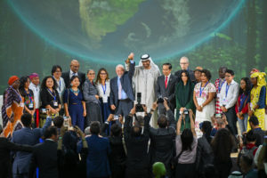 <p>El presidente brasileño, Luiz Inácio Lula da Silva, y el presidente de la COP28, Sultán Ahmed Al Jaber (en el centro, con las manos levantadas), en un evento paralelo a la cumbre el 2 de diciembre. El mandatario de Brasil se ha enfrentado a críticas por anunciar iniciativas petroleras en la conferencia climática (Imagen:  <a href="https://www.flickr.com/photos/unfccc/53370302776/">Stuart Wilson</a> /  <a href="https://www.flickr.com/people/unfccc/">COP28</a>, <a href="https://creativecommons.org/licenses/by-nc-sa/2.0/">CC BY NC SA</a>)</p>