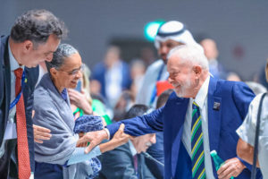 <p>Presidente Lula (à direita) cumprimenta a ministra do Meio Ambiente e Mudança do Clima, Marina Silva (centro), e Rodrigo Pacheco (à esquerda), presidente do Senado, na COP28, em Dubai. Apesar do sucesso na redução do desmatamento da Amazônia, o governo foi criticado na cúpula por anúncios pró-petróleo (Imagem: <a href="https://flic.kr/p/2pj1PSj">Ricardo Stuckert</a> / <a href="https://www.flickr.com/people/palaciodoplanalto/">Palácio do Planalto</a>, <a href="https://creativecommons.org/licenses/by-nd/2.0/">CC BY-ND</a>)</p>