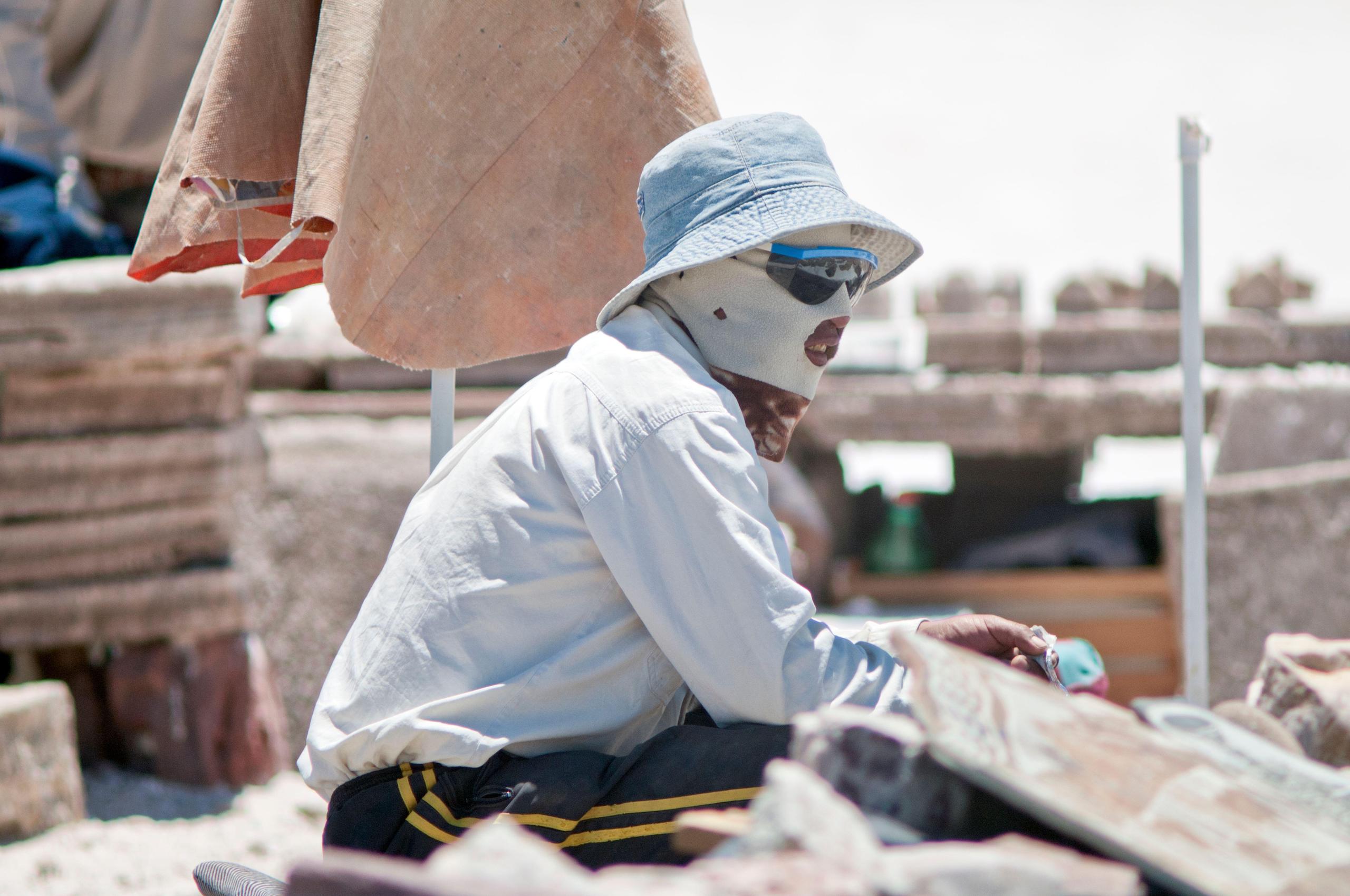 <p>Trabalhador em área de extração de lítio em Salinas Grandes, norte da Argentina. A produção do mineral está aumentando no país, e uma nova fábrica de baterias elétricas será uma das primeiras a processar o metal em escala industrial (Imagem: Mariano Garcia / Alamy)</p>