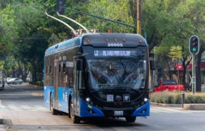 <p>Ônibus elétrico da Yutong circula nas ruas da Cidade do México. No primeiro semestre deste ano, os veículos chineses foram responsáveis por 9,3% das vendas do setor automotivo no México — a fatia dos modelos elétricos ainda é pequena, mas vem crescendo (Imagem: Alamy)</p>