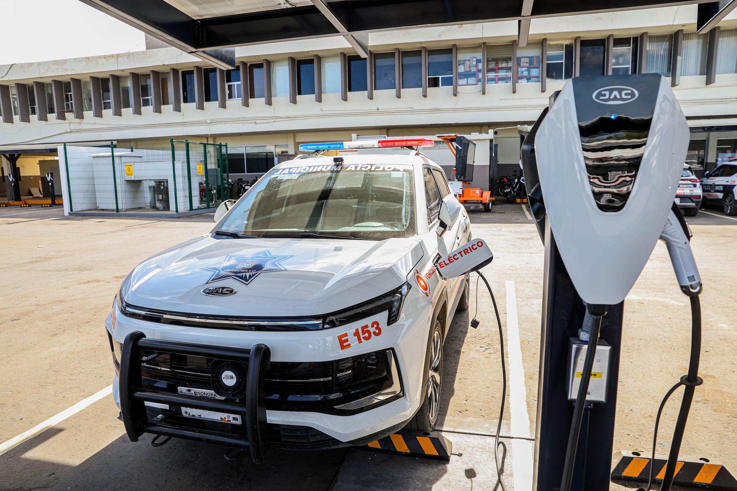 Viatura policial elétrica, fabricada pela marca chinesa JAC Motors