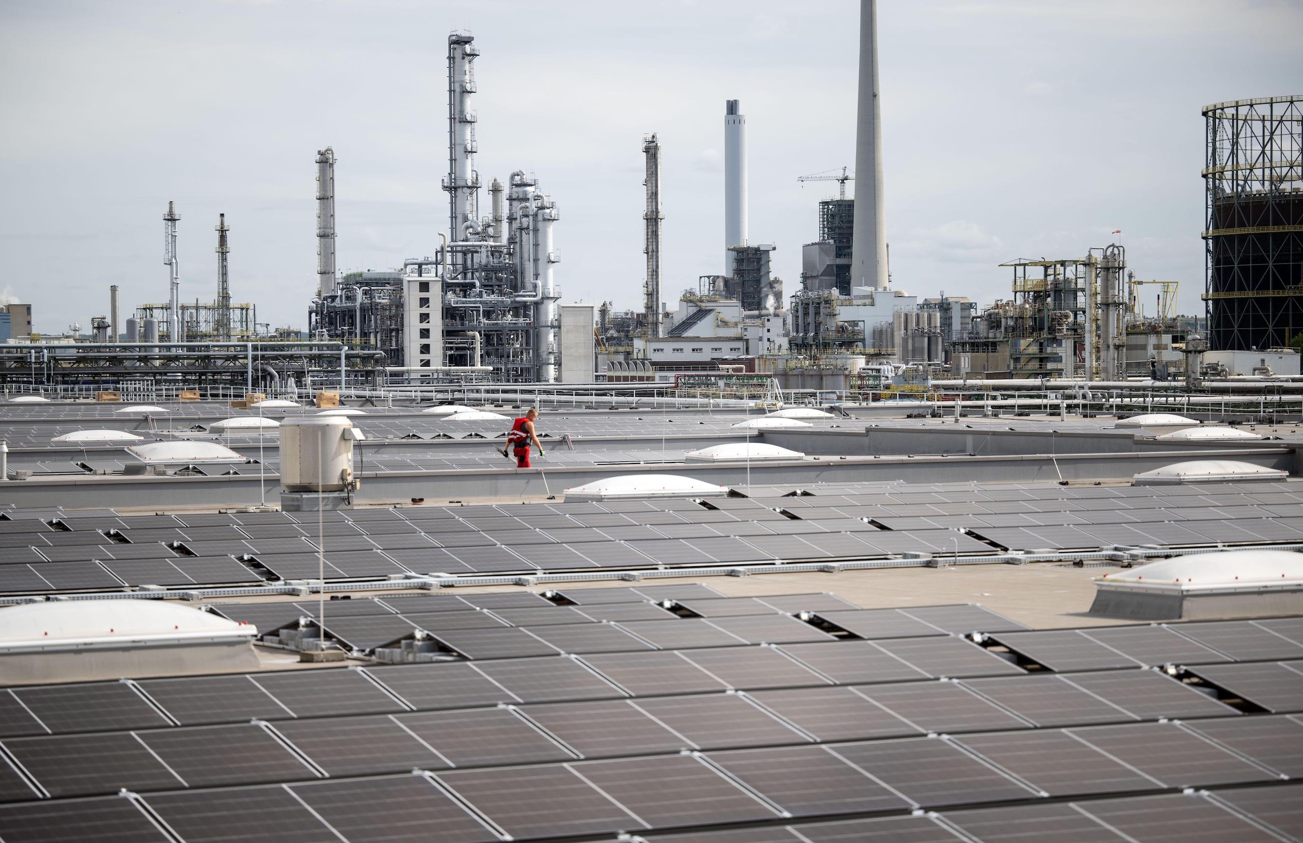 una persona trabajando en una planta solar sobre un techo