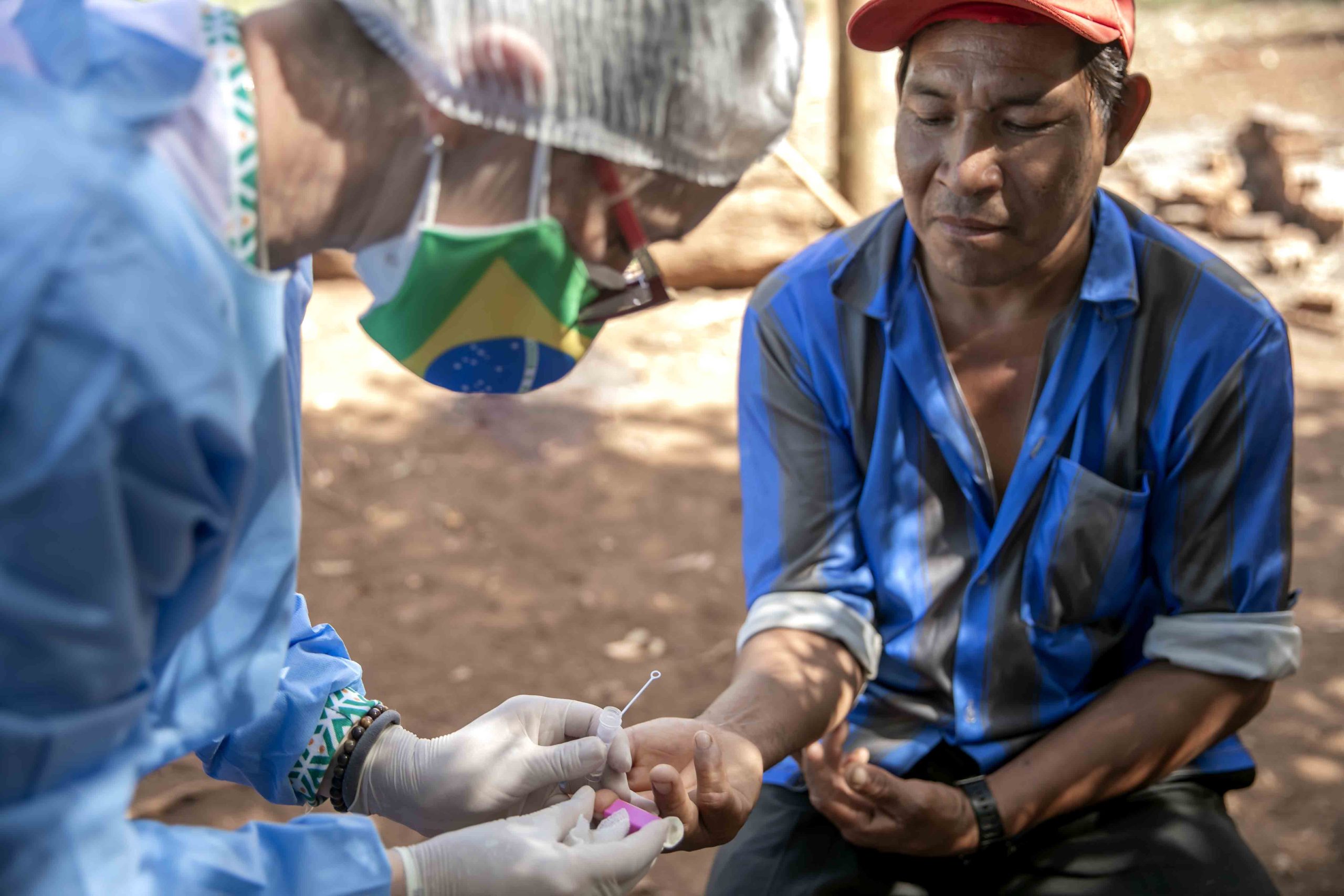 <p>Campanha de prevenção contra a Covid-19 em comunidades indígenas do Rio Grande do Sul, Brasil. Durante a pandemia, os povos indígenas foram alguns dos principais grupos de risco para a doença (Imagem: <a href="https://flic.kr/p/2kmyGdU">Sesai</a> / <a href="https://www.flickr.com/people/sesai/">Flickr</a>, <a href="https://creativecommons.org/licenses/by-sa/2.0/">CC BY-SA</a>)</p>