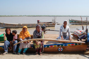 <p>सिंध प्रांत में सन्न के मछुआरों के लिए सिंधु नदी उनकी आजीविका का साधन है। बांधों व बैराजों के निर्माण के कारण इसके प्रवाह में रुकावट के चलते विनाशकारी परिणाम हुए हैं। (फोटो: अलीफ़िया टी हुसैन)</p>