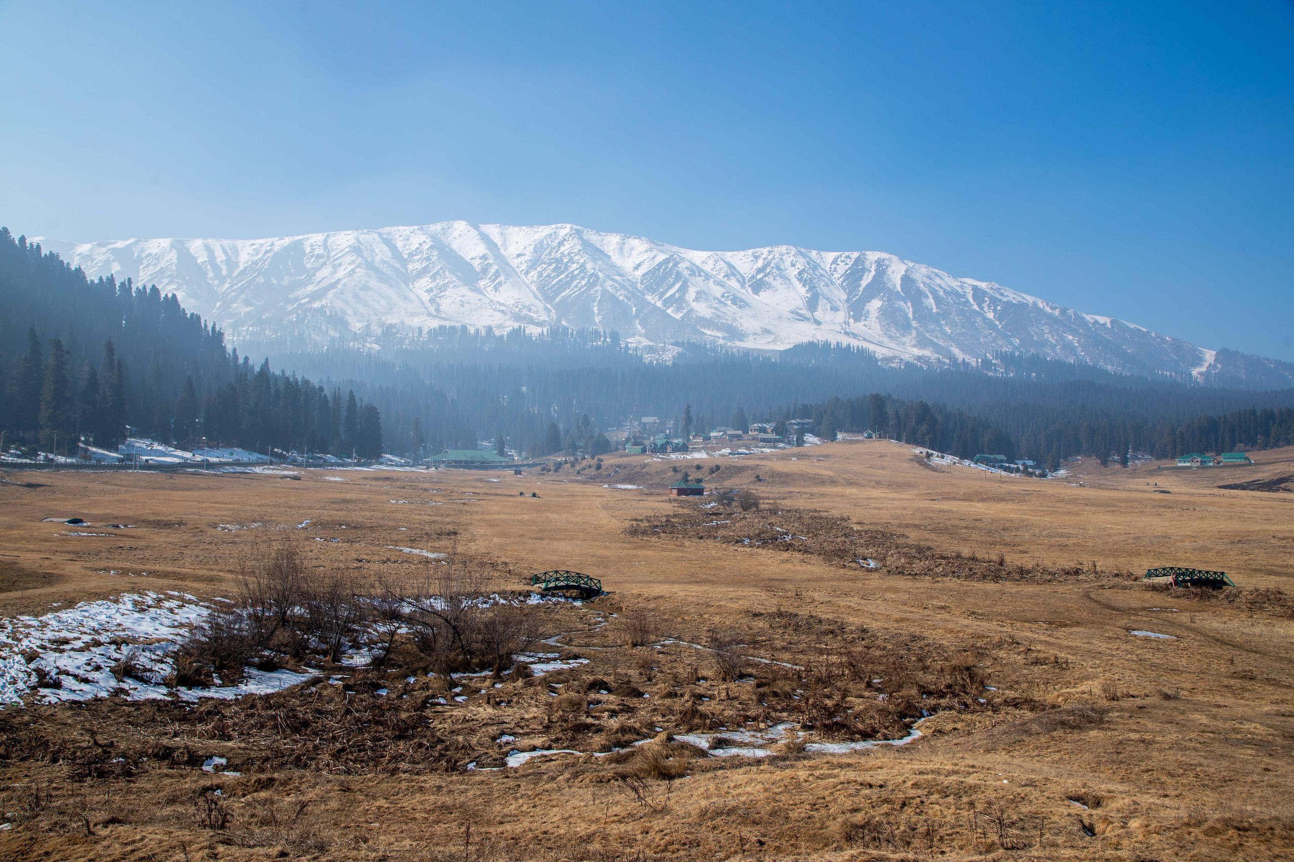 <p>अपने स्की रिसॉर्ट्स के लिए प्रसिद्ध, जम्मू और कश्मीर का गुलमर्ग बेहद सूखे दौर से गुजर रहा है। दरअसल, इस इलाके में और यहां की ढलानों से बर्फ गायब है। (फोटो: फ़ैसल बशीर / अलामी)</p>