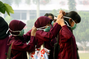 <p>2009年的印尼西部城市佩坎巴鲁，当时为了抵御由开垦油棕榈林引起的森林火灾浓烟，一群小学生戴上了口罩。 © Greenpeace / Oka Budhi)</p>