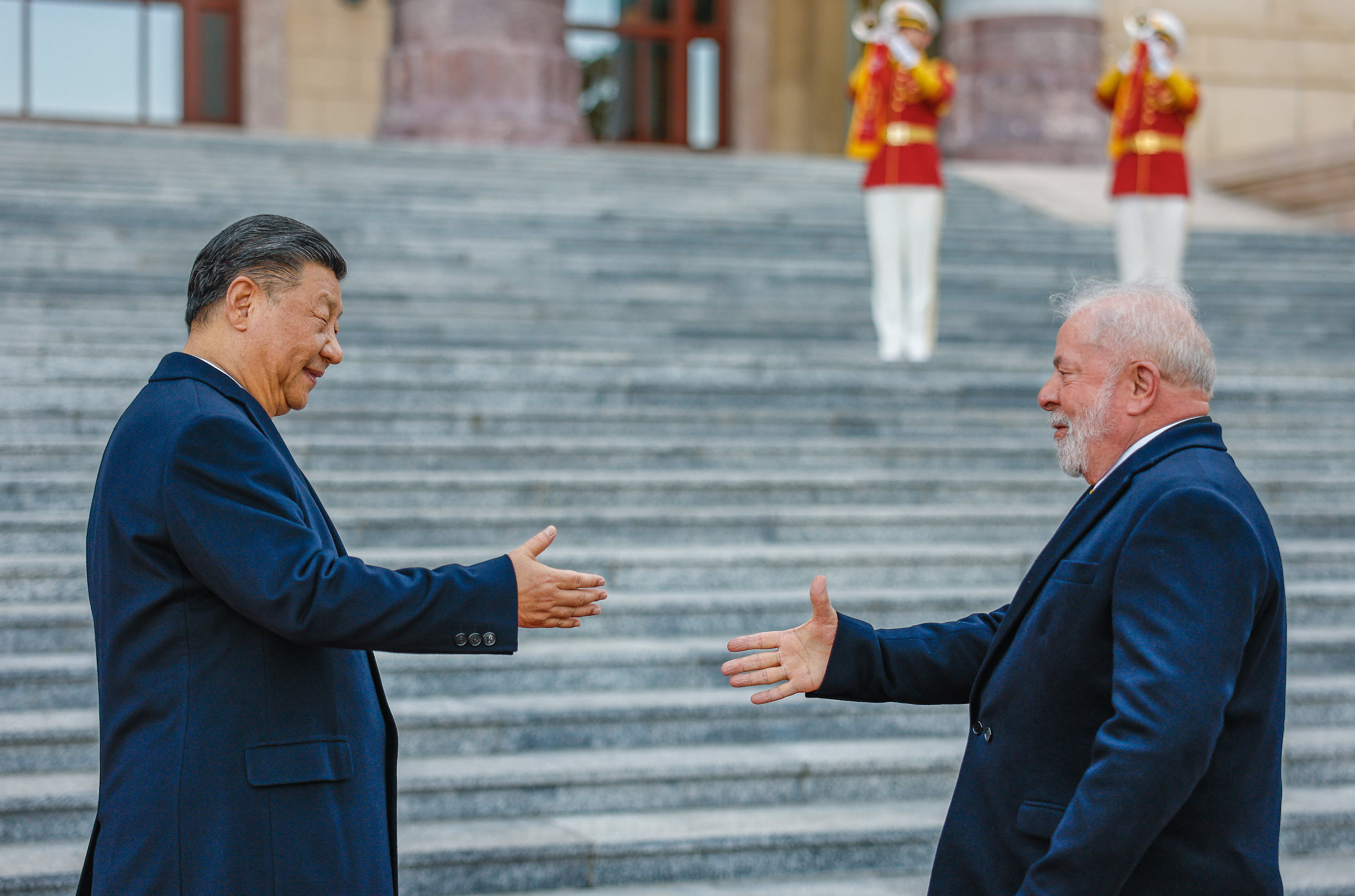 O líder chinês Xi Jinping cumprimenta o presidente Lula em Beijing, em abril de 2023