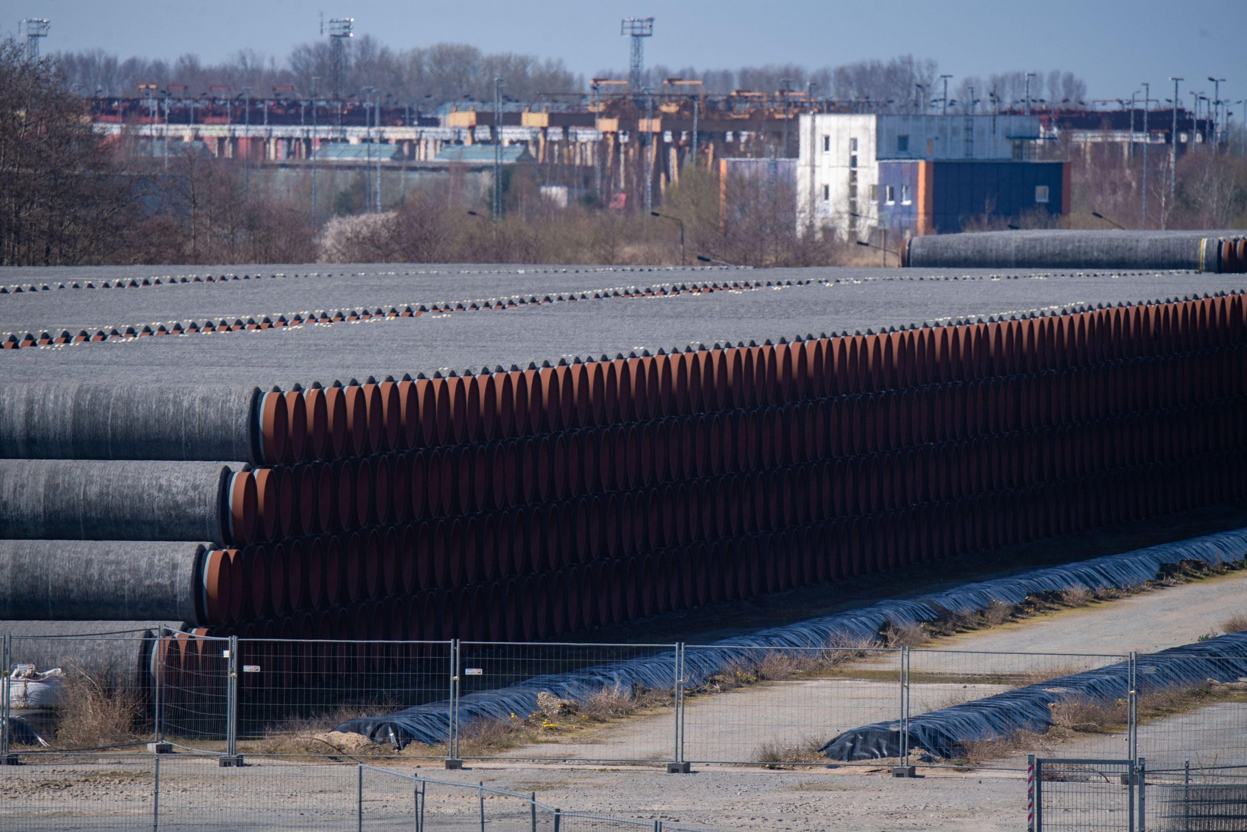 <p class="normal" style="background: white;">Tubos que não chegaram a ser usados no gasoduto Nord Stream 2 Baltic, armazenados no Porto de Mukran, em Lubmin, Alemanha (Imagem: Stefan Sauer / Alamy)</p>