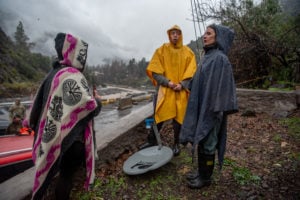 <p>Ministra da Secretaria-Geral de Governo do Chile, Camila Vallejo (à direita), avalia impactos das chuvas torrenciais na área metropolitana de Santiago, em agosto de 2023 (Imagem: <a href="https://flic.kr/p/2oXGAtk">Governo do Chile</a>, <a href="https://creativecommons.org/licenses/by-sa/2.0/">CC BY-SA</a>)</p>