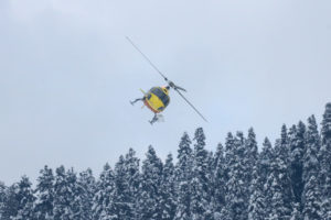 <p>A helicopter carries the body of a Russian skier who was killed when an avalanche hit the Gulmarg ski resort in Kashmir, temporarily trapping several skiers under debris (Image: Sajad Hameed)</p>
