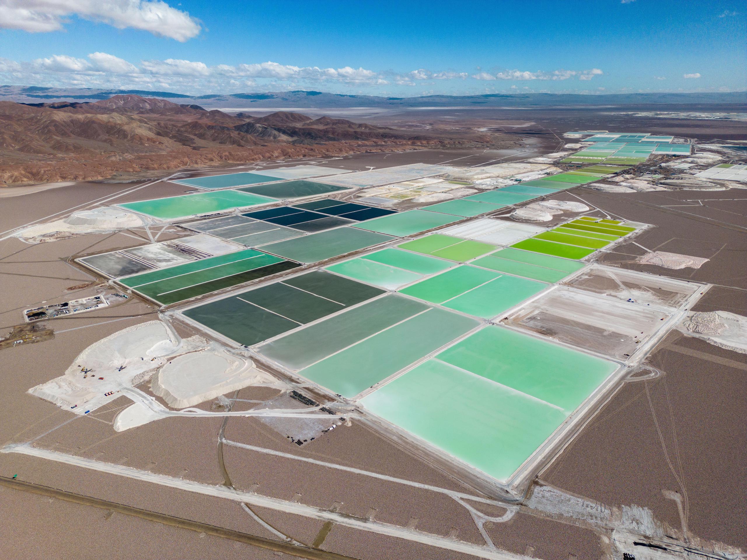 <p>Processo de evaporação em piscinas de lítio, no deserto do Atacama, Chile. Há cerca de 60 salinas no país, mas apenas 30% estão em áreas protegidas (Image: Freedom Wanted / Alamy)</p>