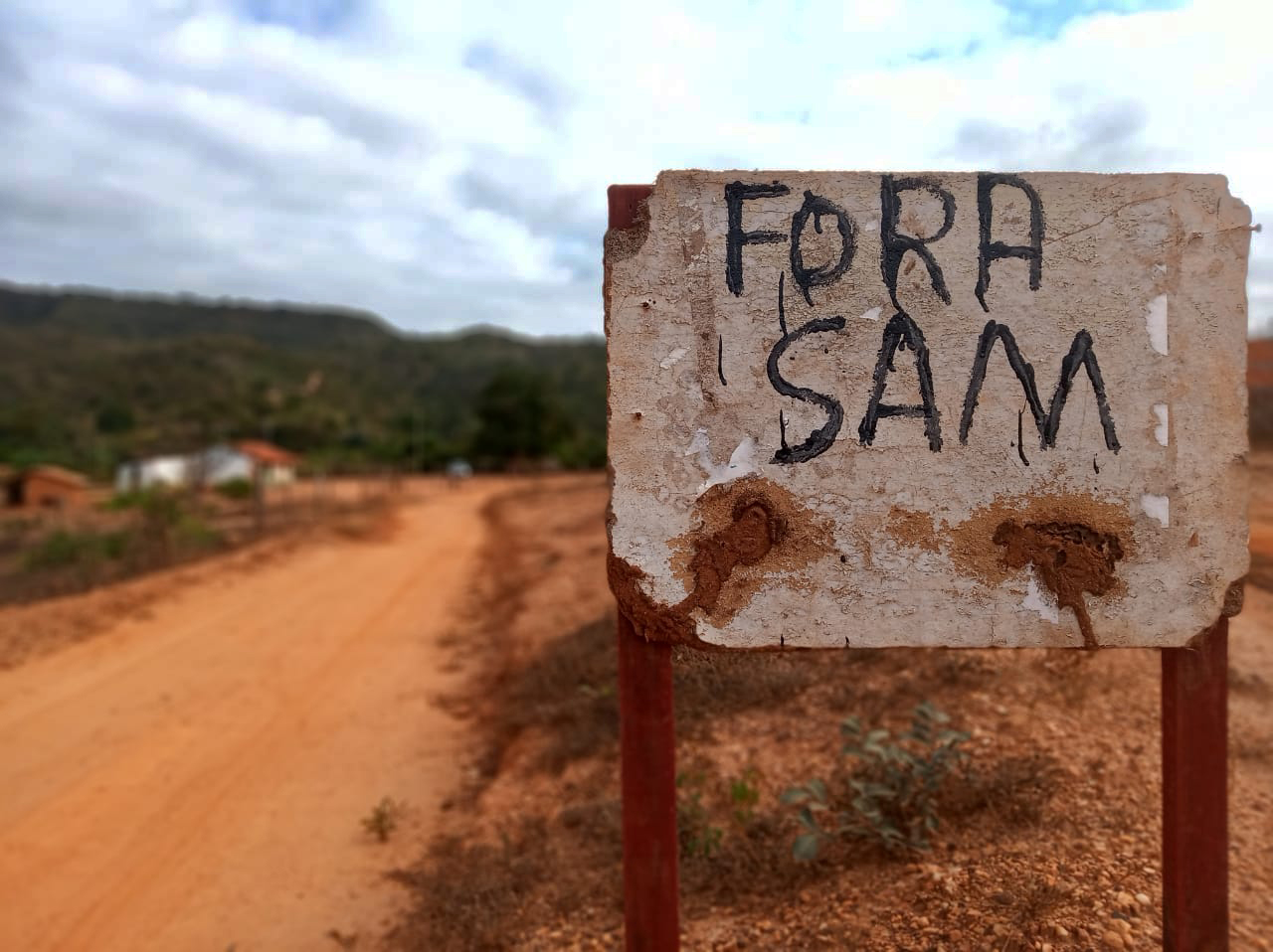 Placa em protesto contra a mineradora SAM