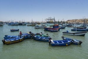 <p>Barcos de pesca artesanal atracados no porto de Paita, departamento de Piura, norte do Peru. Com a chegada do fenômeno climático El Niño em junho do ano passado, pescadores têm sofrido grandes perdas econômicas (Imagem: Nicolas Remene / Alamy)</p>