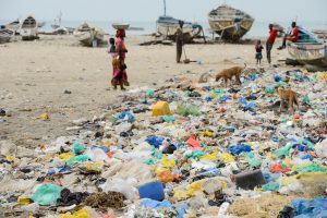 <p>一群渔民在塞内加尔一处污染严重的海滩上。图片来源：乔格·波特林/Alamy</p>