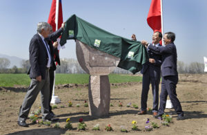 <p>The opening of a Chilean-Chinese agricultural research centre near Santiago in 2017. A joint initiative aims to develop genetic improvement techniques and pest prevention in fruit and vegetable species. (Image: <a href="https://flic.kr/p/XJmd3Z">Claudio Aguilera</a> / <a href="https://www.flickr.com/people/minagri/">Ministério de Agricultura de Chile</a>, <a href="https://creativecommons.org/licenses/by-nc/2.0/">CC BY-NC</a>)</p>