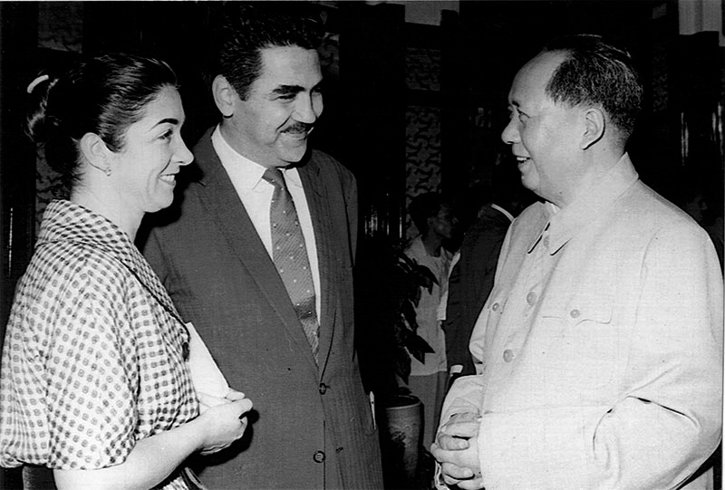 Greyscale image of Chilean painter José Venturelli, his wife Delia Baraona and Mao Zedong conversing