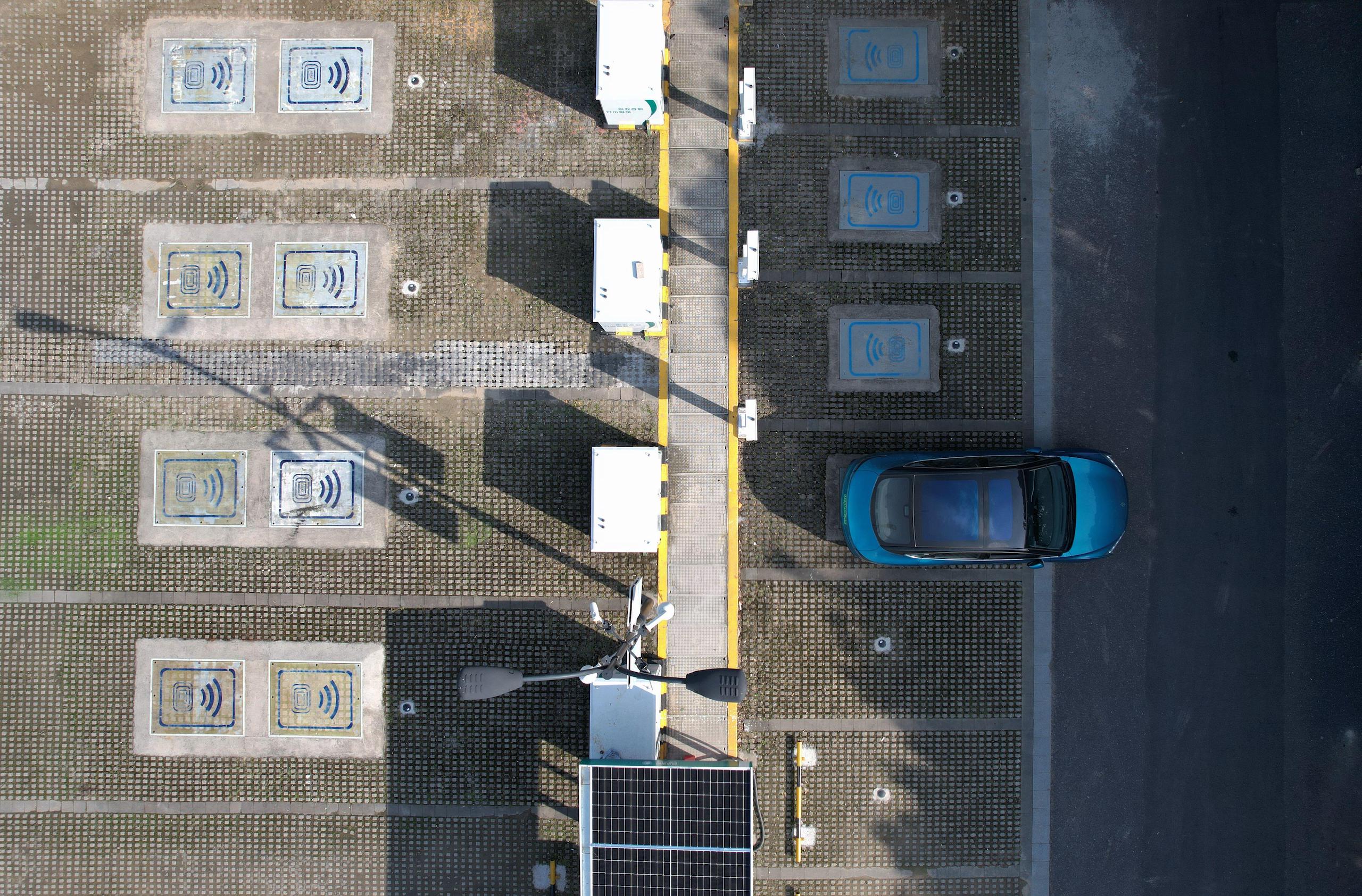 A new energy vehicle is charged at a wireless charging facility