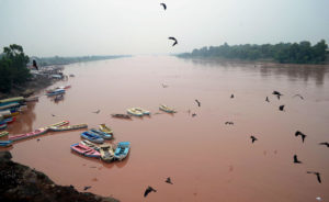 <p>लाहौर में रावी नदी के तट का एक दृश्य। (फोटो: राना साजिद हुसैन / अलामी)</p>