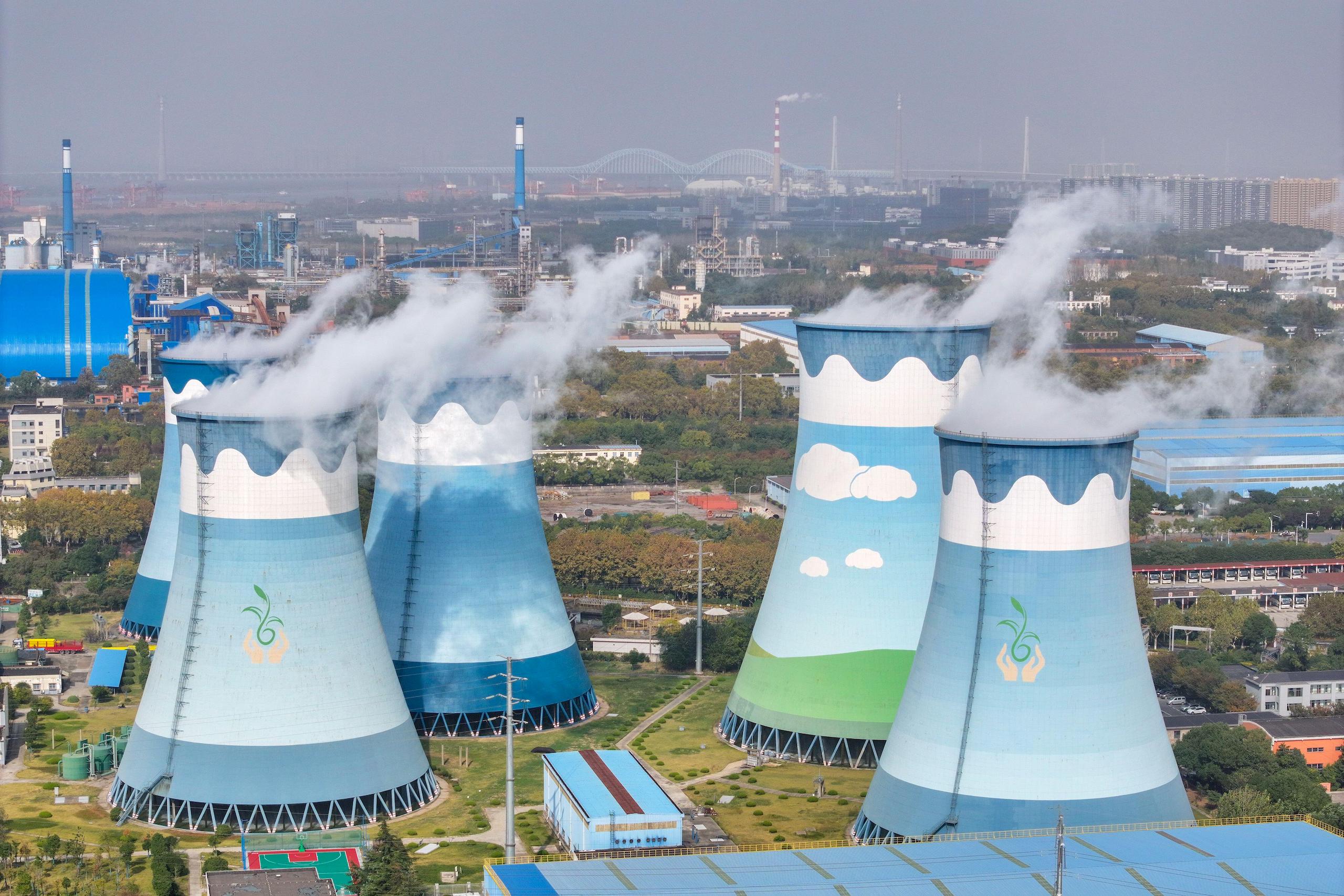 <p>江苏省南京市，一座为眉山钢铁厂供电的燃煤电站。图片来源：Alamy</p>
