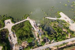 <p>Mina 18 da Braskem colapsa em Maceió, Alagoas, em dezembro de 2023. Moradores e especialistas dizem que cinco décadas de mineração levaram à perda de manguezais e ao desmoronamento do solo ao redor da Laguna Mundaú (Imagem: Jonathan Lins/Alamy)</p>