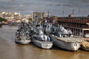 <p>Navios da Marinha atracados no porto de Montevidéu, Uruguai. Falta de recursos da instituição prejudicou a capacidade de fiscalização da pesca ilegal em águas uruguaias (Imagem: Ian Hogg / Alamy)</p>