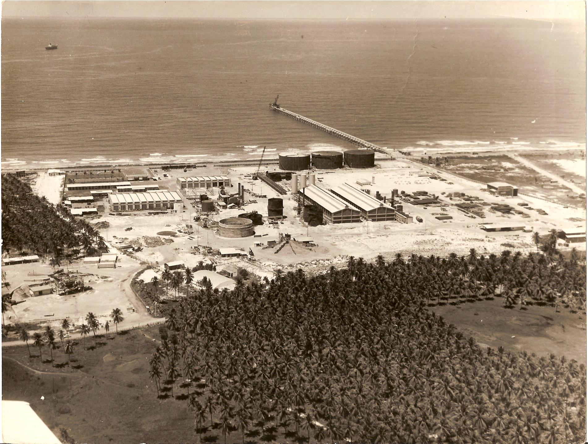 imagen en sepia de la fábrica de PVC de Salgema