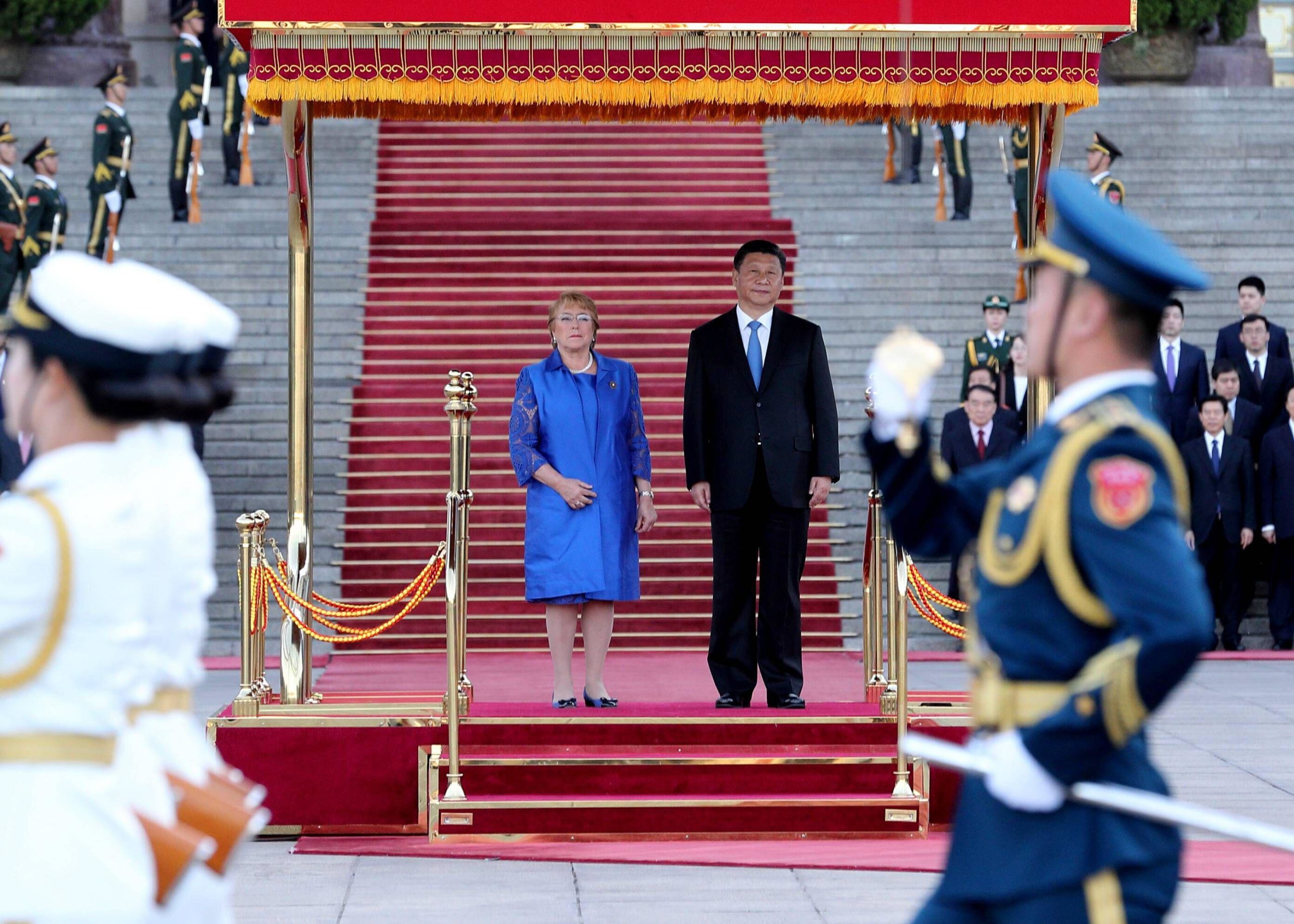 Xi Jinping y la ex Presidenta de Chile Michelle Bachelet en una alfombra roja al pie de una escalera