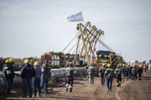 <p>Workers gather as the first stage of the President Néstor Kirchner gas pipeline is completed near Buenos Aires, in May 2023. The project plans to transport gas across four Argentine provinces from the vast reserves at the Vaca Muerta fields, and could facilitate exports. (Image: Gobierno de Argentina / <a href="https://creativecommons.org/licenses/by/4.0/deed.es">CC BY 4.0</a>)</p>