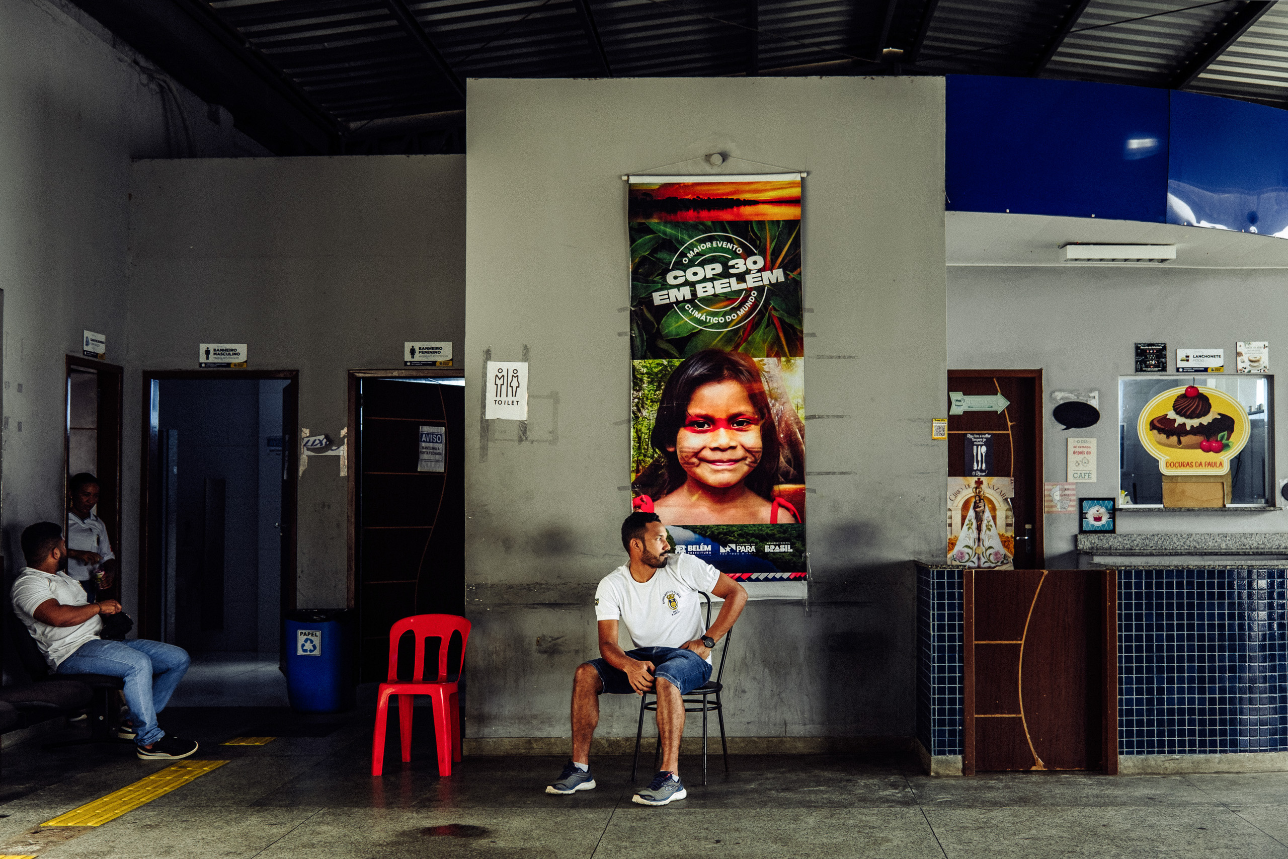 Um cartaz em terminal hidroviário anuncia a ‘COP30 em Belém’