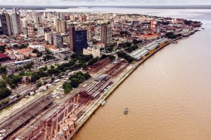 <p>俯瞰贝伦港和瓜亚拉湾（Guajará Bay），COP30的主会场“未来之港”（Porto Futuro）已然投入建设。但对这个有着130万人口的城市而言，就连为许多居民提供健康的环境和基础服务也不是一件易事。图片来源：Christian Braga / 对话地球</p>
