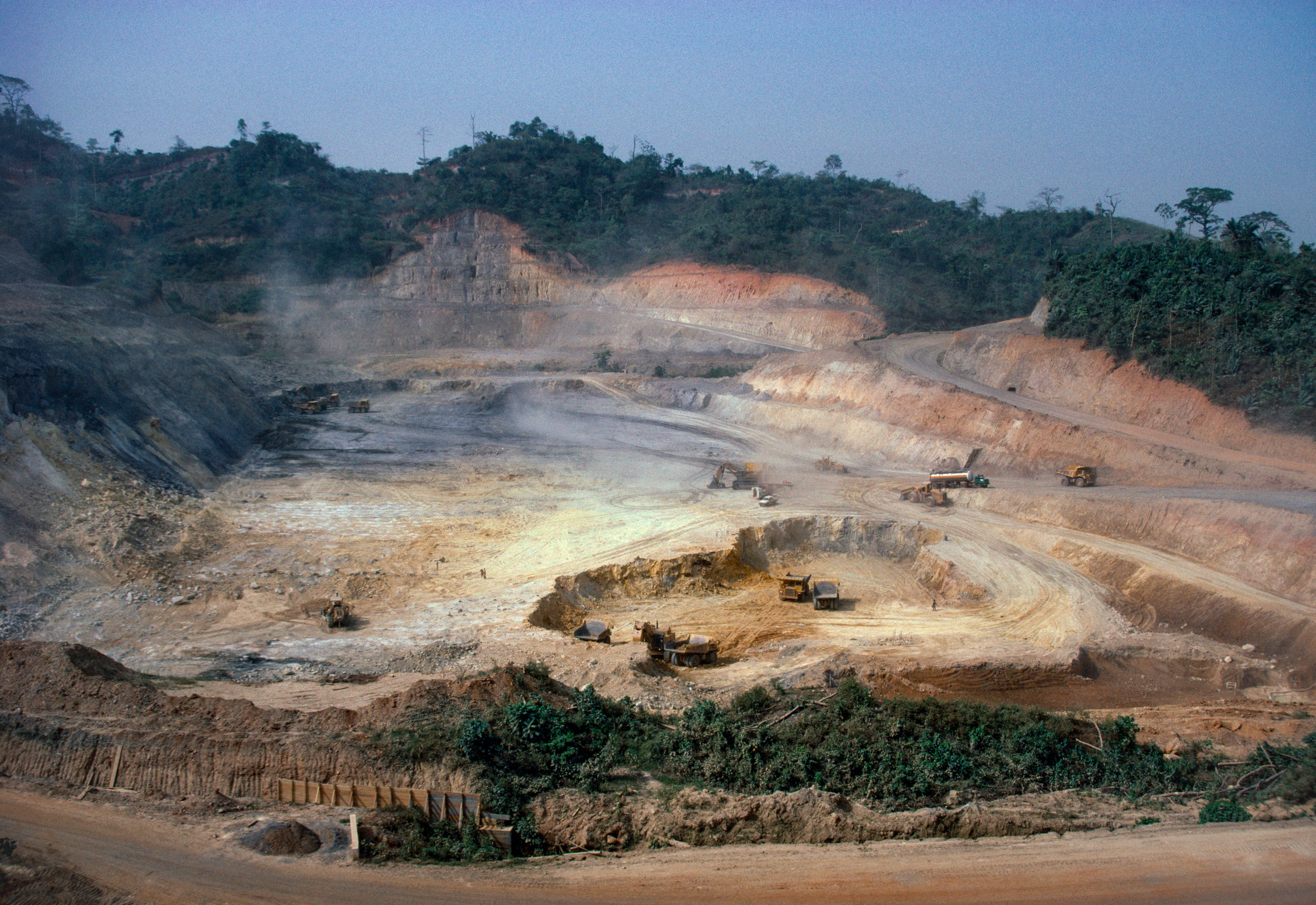 <p>加纳南部阿散蒂（Ashanti）矿的露天金矿场。图片来源：Angela Silvertop/Alamy</p>