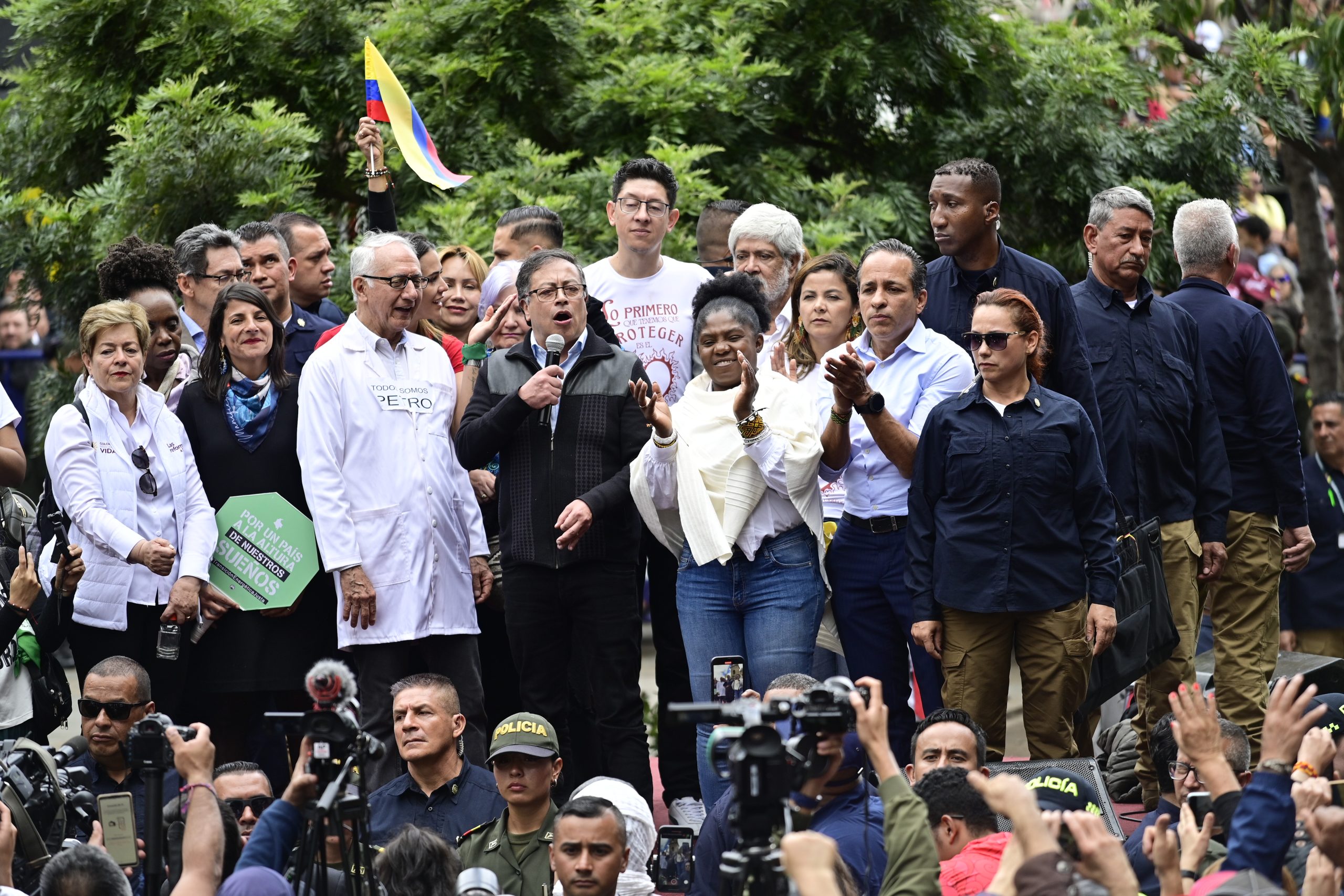 Multitud de personas con cámaras fotografiando al presidente Petro, en un escenario
