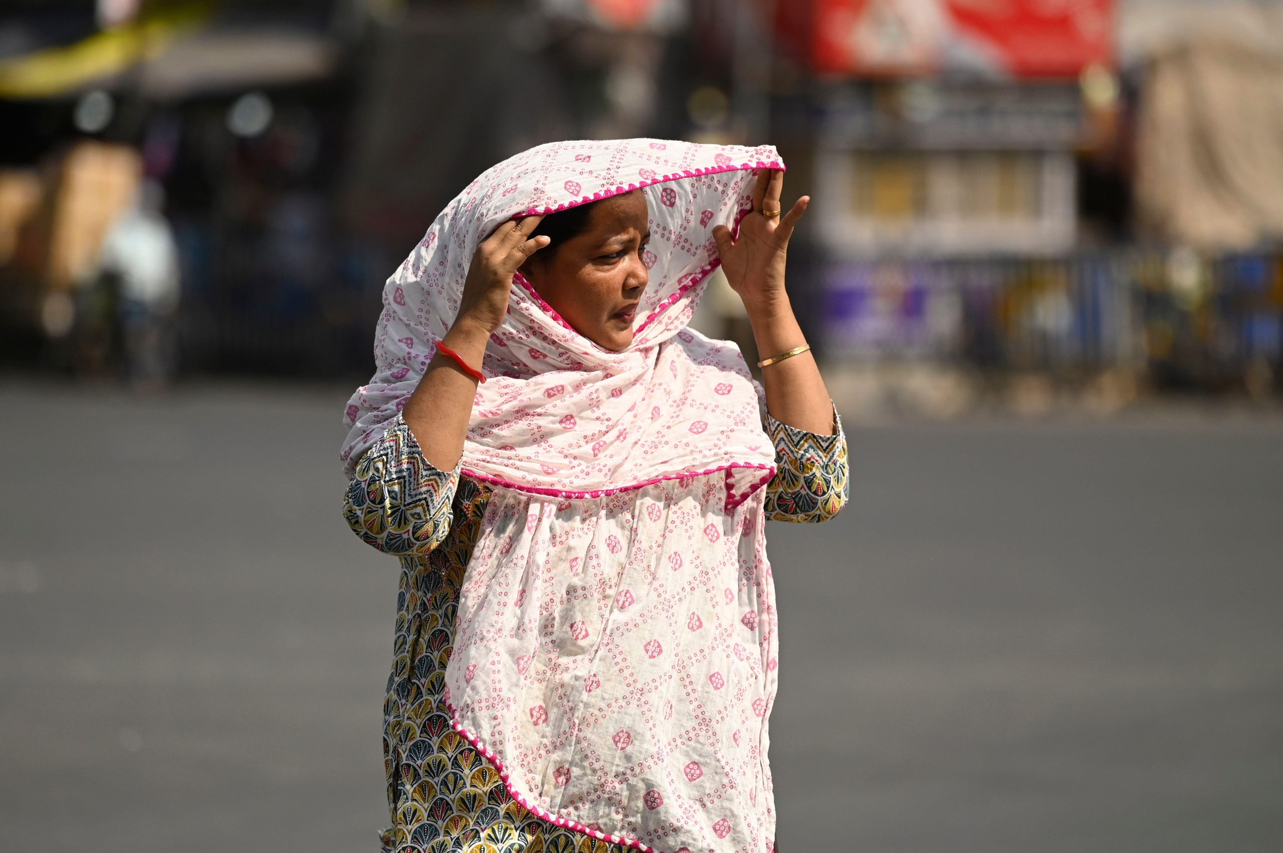 <p class="p1">A commuter in Kolkata, India covers her face with cloth to protect herself from heat on a hot summer day. (Image: Samir Jana/Alamy)</p>