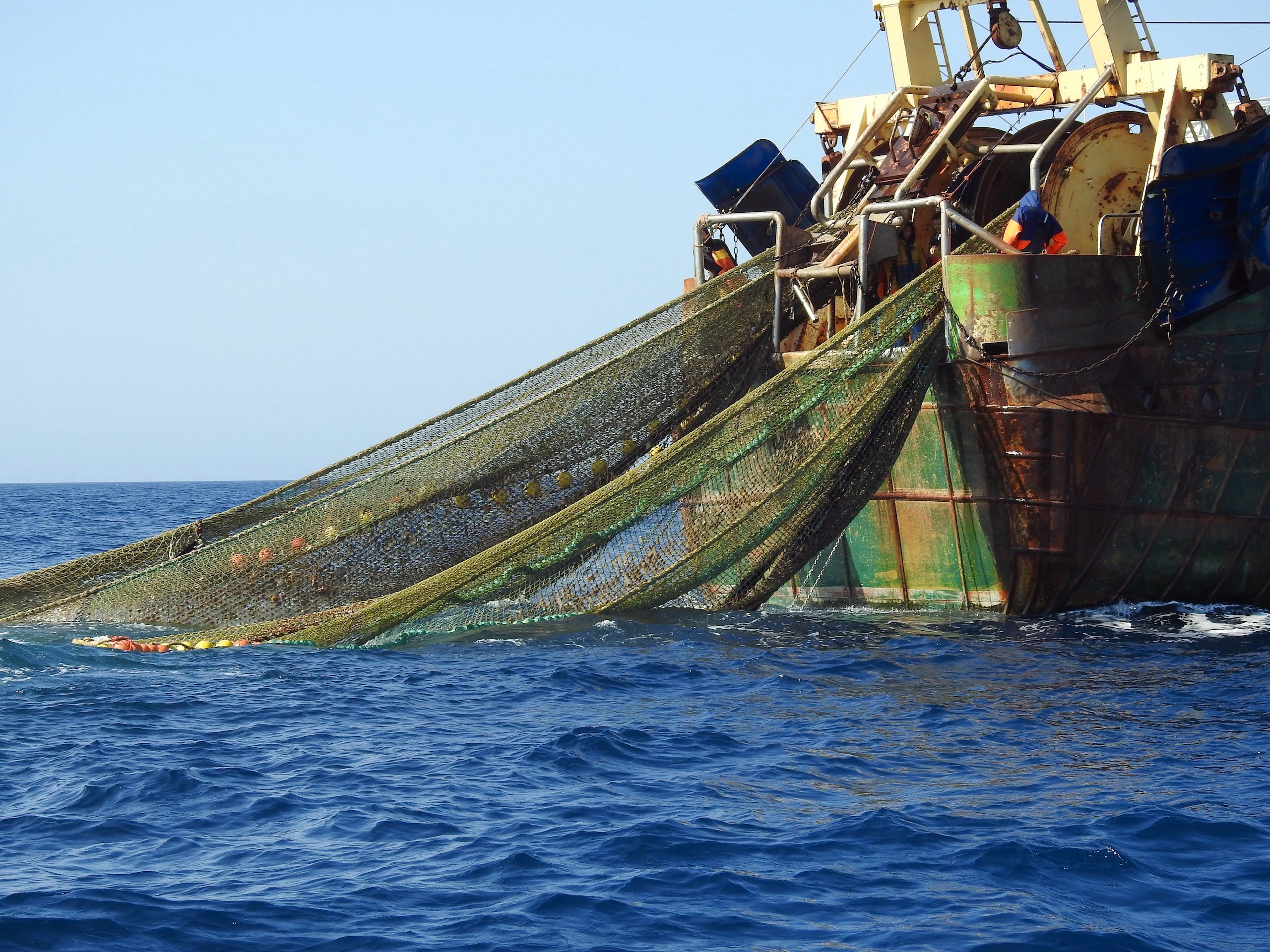 <p>一艘在北海（North Sea）多格海岸（Dogger Bank）附近水域作业的底拖网捕捞船。倡议人士称，此类船只的拖网宽度可达240米，会对海底生态系统造成巨大的破坏。图片来源：© Greenpeace</p>