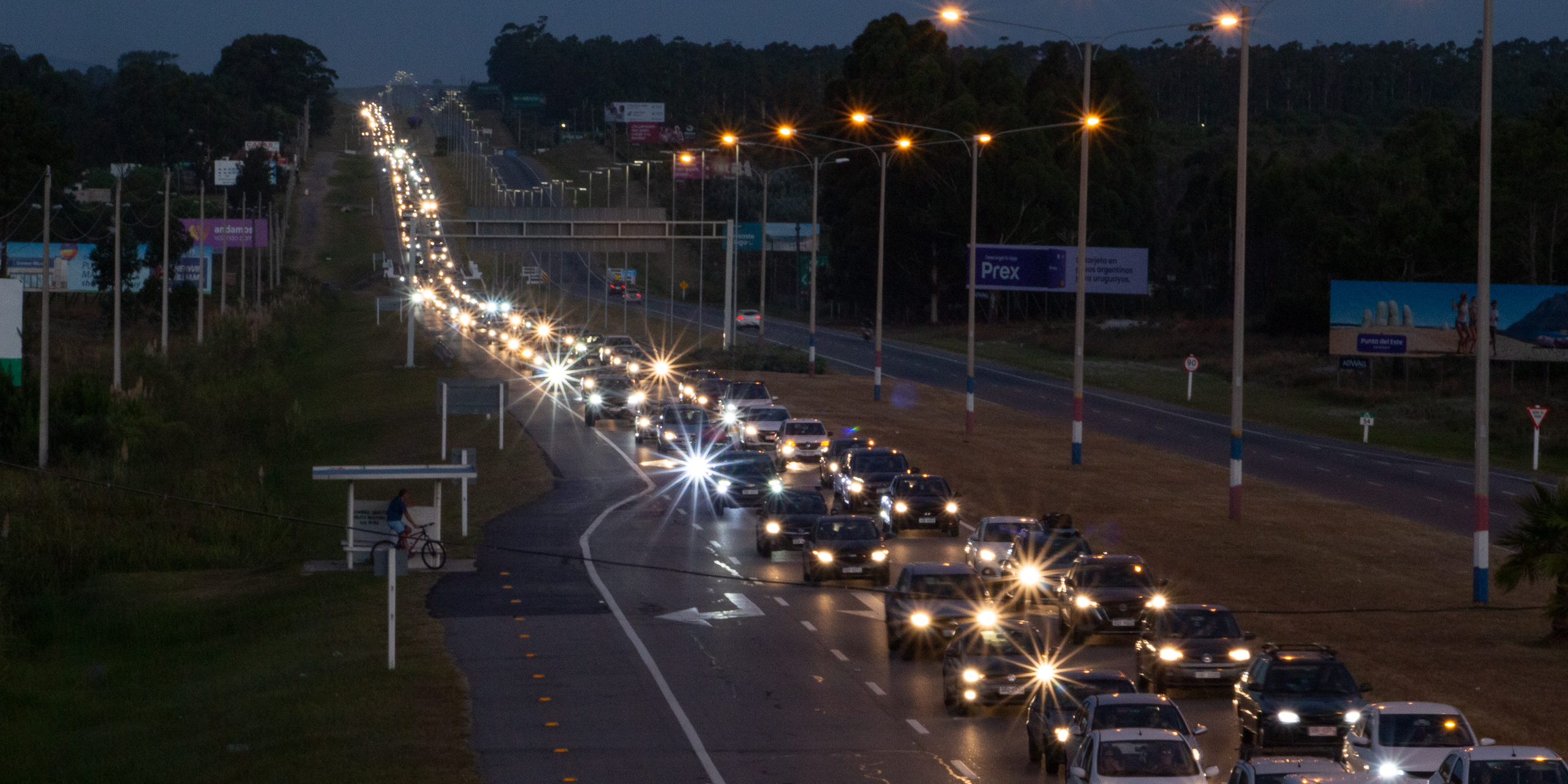 <p>El tráfico entre Montevideo y la ciudad costera de Punta del Este se vuelve especialmente denso los fines de semana. Se ha propuesto una autopista de alta velocidad para aliviar la congestión, pero el proyecto fue cancelado por la oposición de la comunidad (Imagen: Ramiro Barreiro / Dialogue Earth)</p>