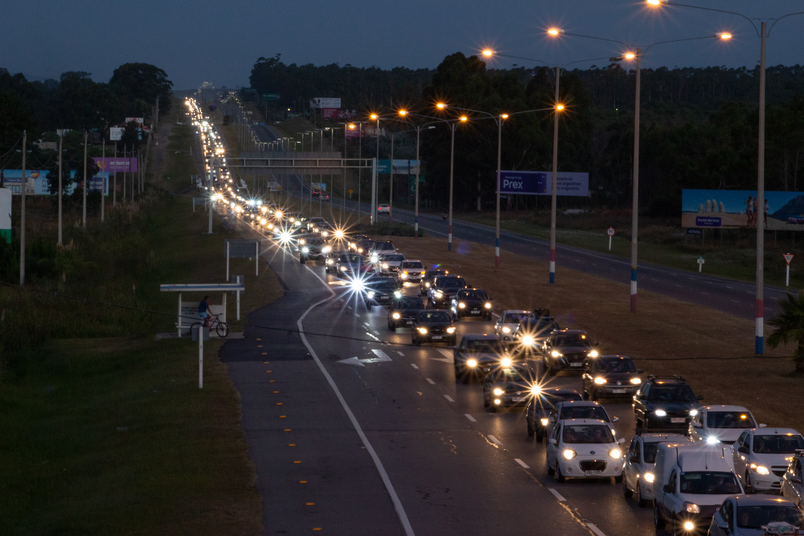 <p>Trajeto entre as cidades de Montevidéu e Punta del Este está frequentemente congestionado. A proposta de construir uma autoestrada de alta velocidade para aliviar o fluxo de carros foi arquivada diante da rejeição da população (Imagem: Ramiro Barreiro / Dialogue Earth)</p>