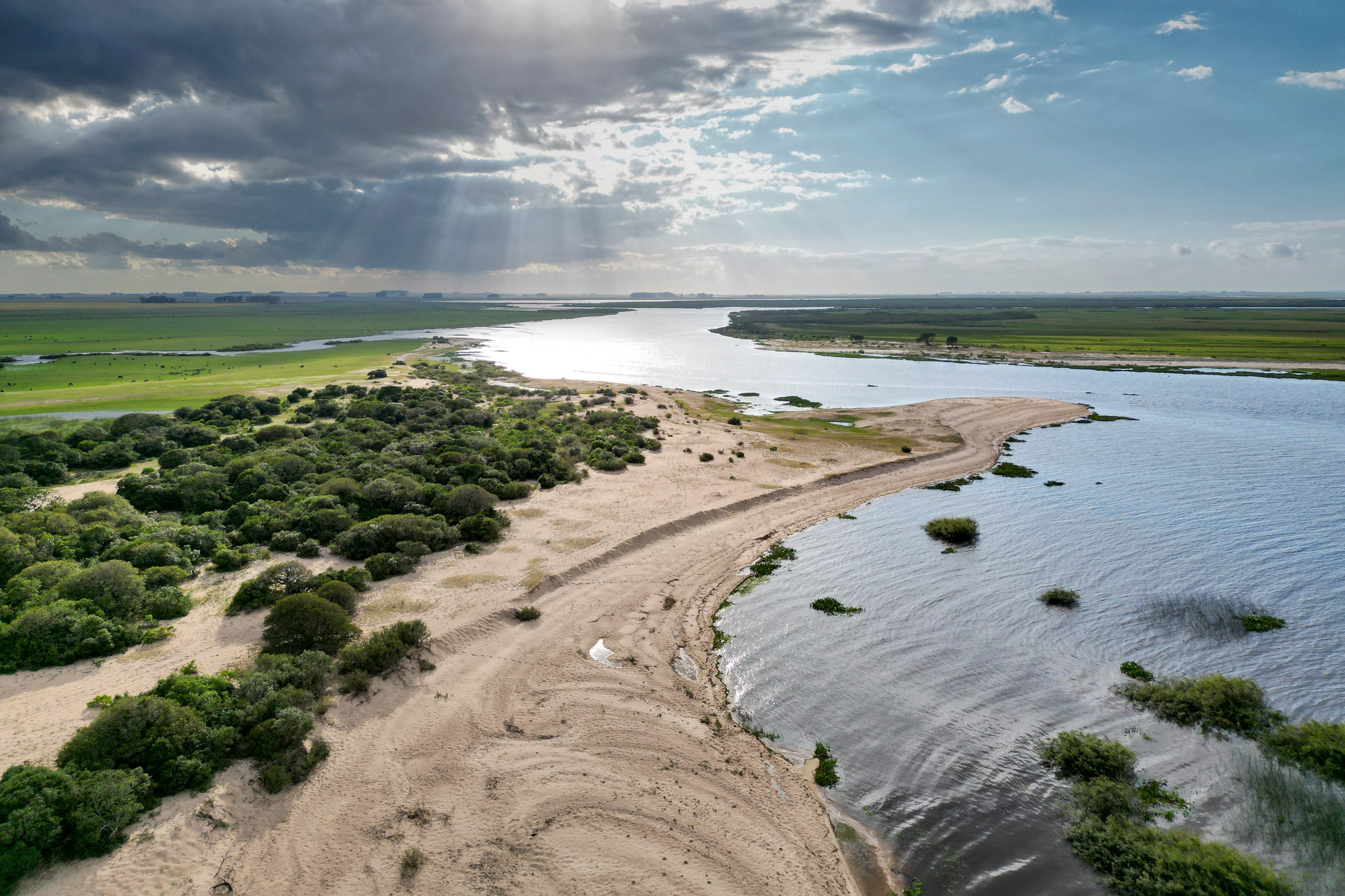 <p>The Tacuarí River meets Lake Merín, in eastern Uruguay. Brazil and Uruguay’s governments plan to link several watercourses to create a waterway that they say would reduce shipping costs and boost development. (Image: <a href="https://www.instagram.com/chatoeitan/">Eitan Abramovich</a> / Dialogue Earth)</p>