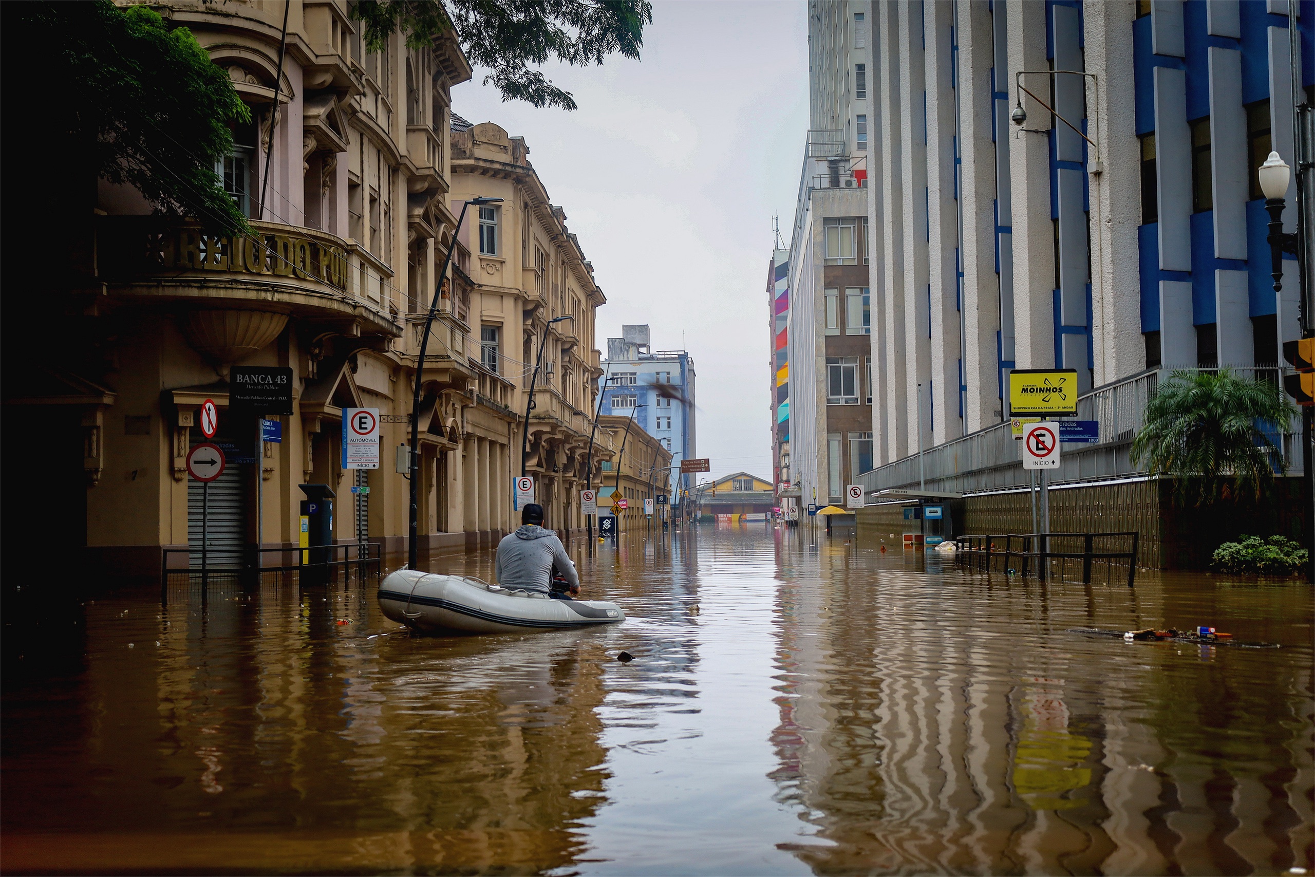 <p>Homem percorre ruas inundadas do Centro Histórico de Porto Alegre. A cidade sofreu a pior enchente de sua história, com a água chegando a mais de dois metros acima do nível do solo (Imagem: <a href="https://www.flickr.com/photos/midianinja/53727820655/in/album-72177720317043955/">Maí Yandara</a> / <a href="https://www.flickr.com/people/midianinja/">Mídia NINJA</a>, <a href="https://creativecommons.org/licenses/by-nc/2.0/">CC BY NC</a>)</p>