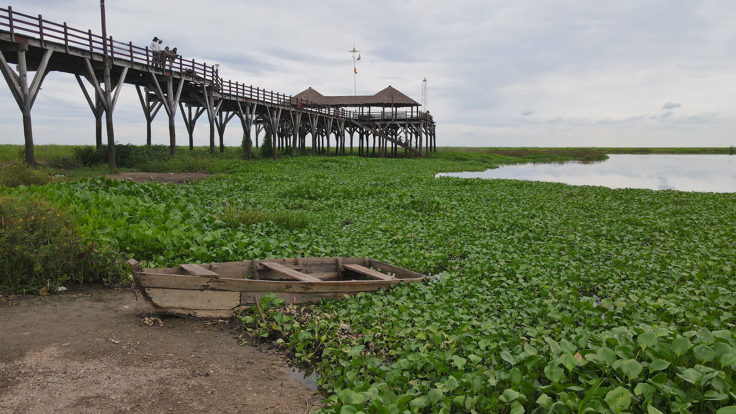 Lagoa Cáceres, no Pantanal boliviano, teve sua área reduzida em 76% nas últimas três décadas. A fonte de água era visada por mineradora para lavar o ferro extraído na área (Imagem: La Región)