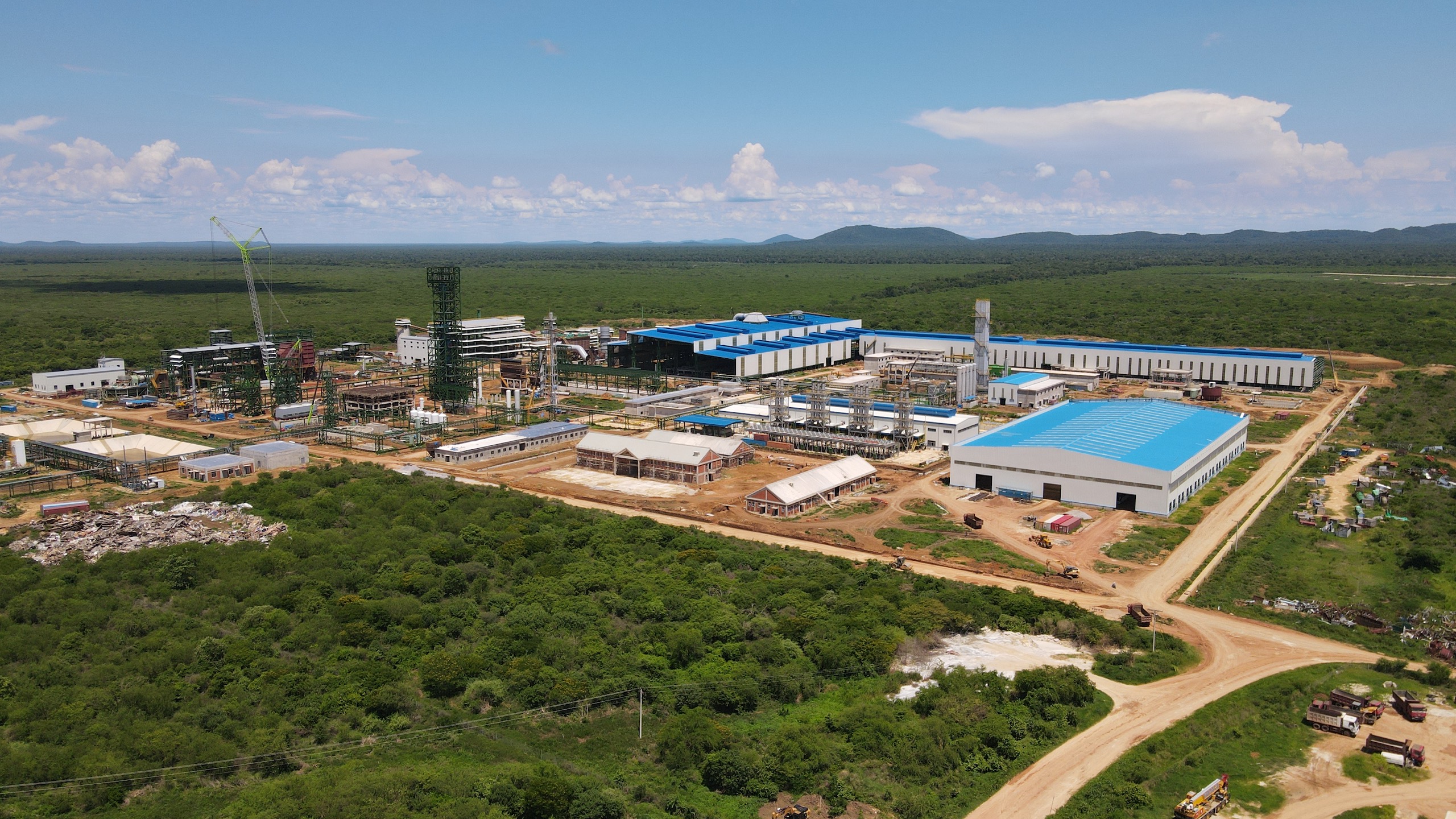 <p>Construção do complexo siderúrgico de Mutún, no leste da Bolívia. Há seis décadas, o país planeja uma indústria para processar as 40 bilhões de toneladas de minério de ferro presentes nas reservas da região (Imagem: La Región)</p>