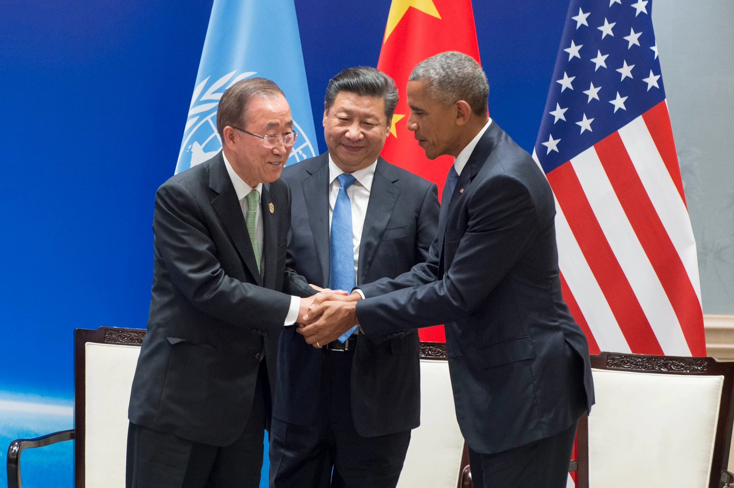 Ban Ki-moon (izquierda), ex secretario general de la ONU, dándose la mano con el ex presidente estadounidense Barack Obama y el presidente chino Xi Jinping.