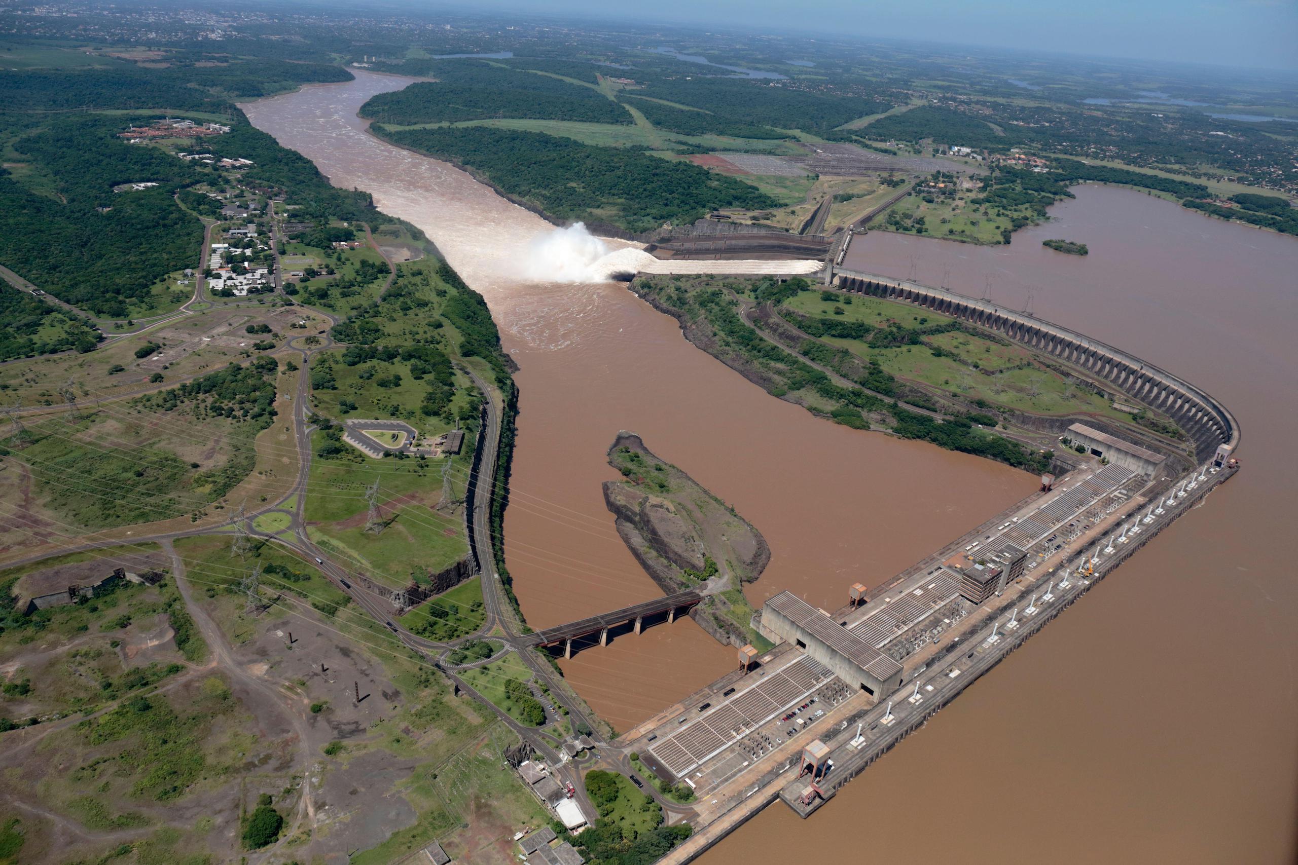 <p>Hidrelétrica de Itaipu, terceira maior do mundo, é compartilhada por Brasil e Paraguai. A renegociação do tratado bilateral sobre a usina tem sido marcada por tensões e desavenças sobre as tarifas de energia (Imagem: John Holmes / Alamy)</p>