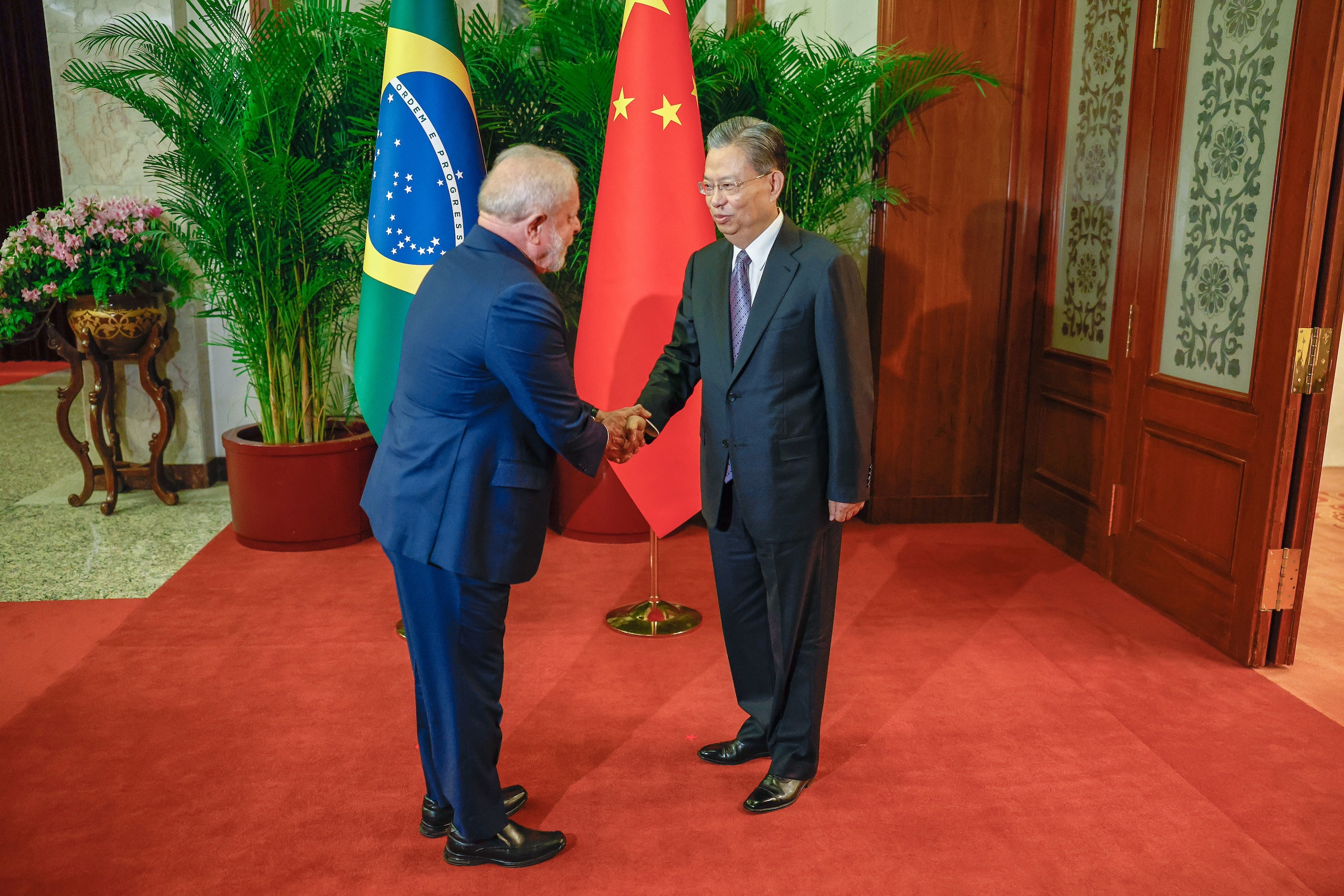 <p>Presidente Lula cumprimenta Zhao Leji, presidente da Assembleia Popular da China, em Beijing. Em visita do líder brasileiro à China, em abril de 2023, os dois países firmaram o compromisso de ampliar a agenda verde (Imagem: <a href="https://flic.kr/p/2otbMLo">Ricardo Stuckert</a> / <a href="https://flic.kr/p/2otbMLo">Palácio do Planalto</a>, <a href="https://creativecommons.org/licenses/by/2.0/">CC BY</a>)</p>