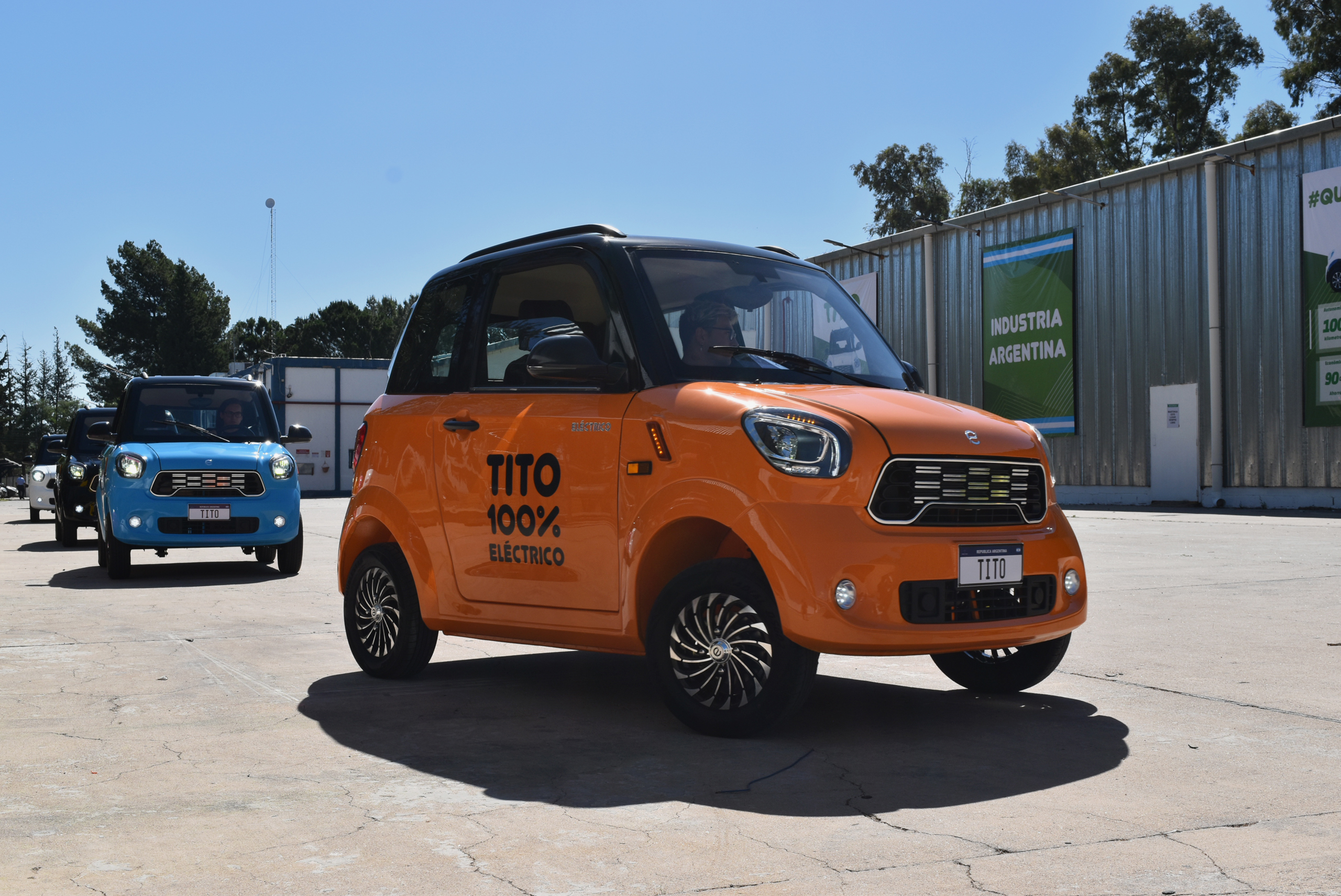 <p>Exposição do compacto Tito, primeiro carro elétrico de fabricação argentina. A mobilidade elétrica cresce lentamente no país devido a entraves culturais e econômicos do setor (Imagem: Coradir)</p>