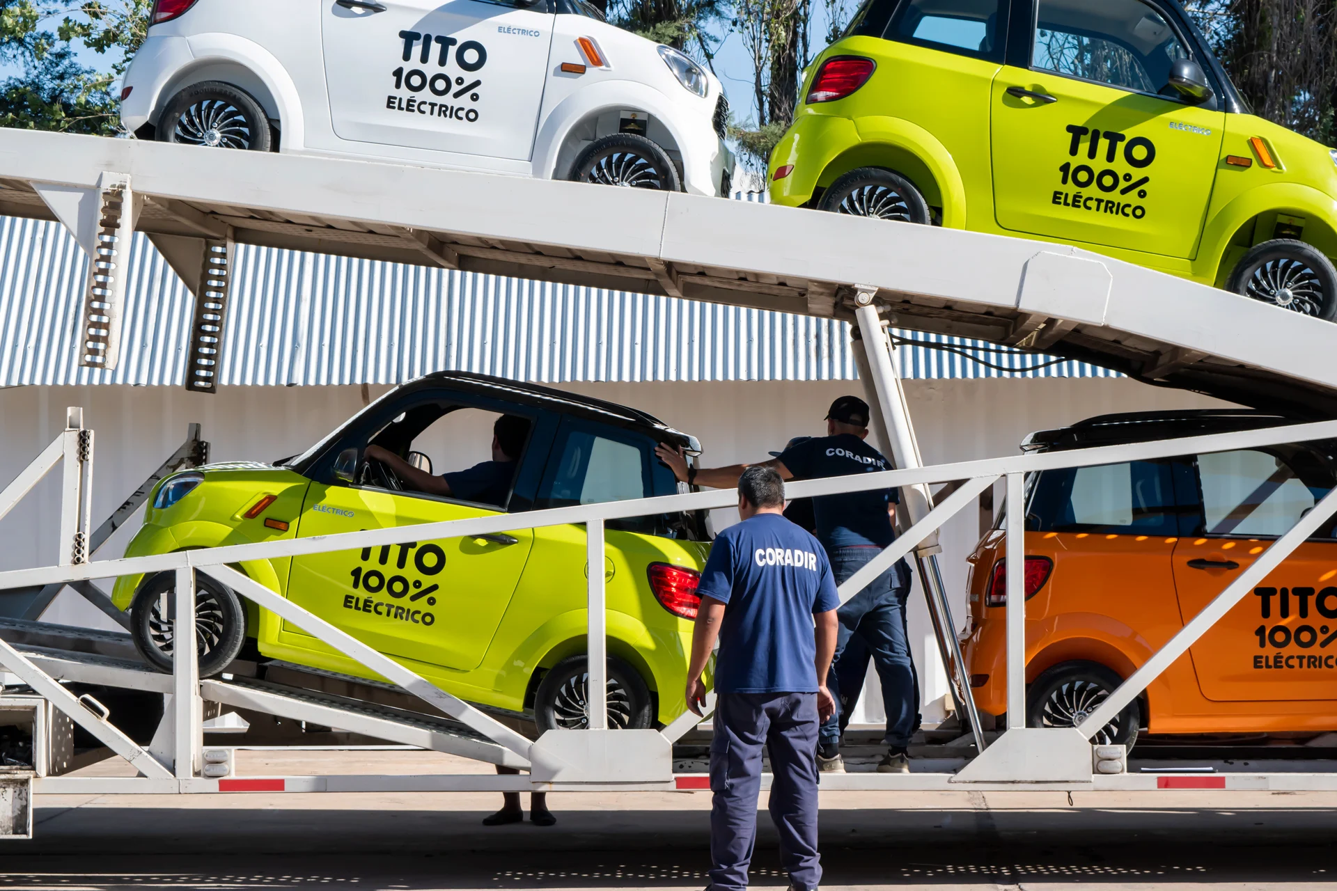 Funcionários da Coradir preparam carros do modelo Tito para entrega