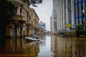 una persona navegando en un bote por una calle inundada