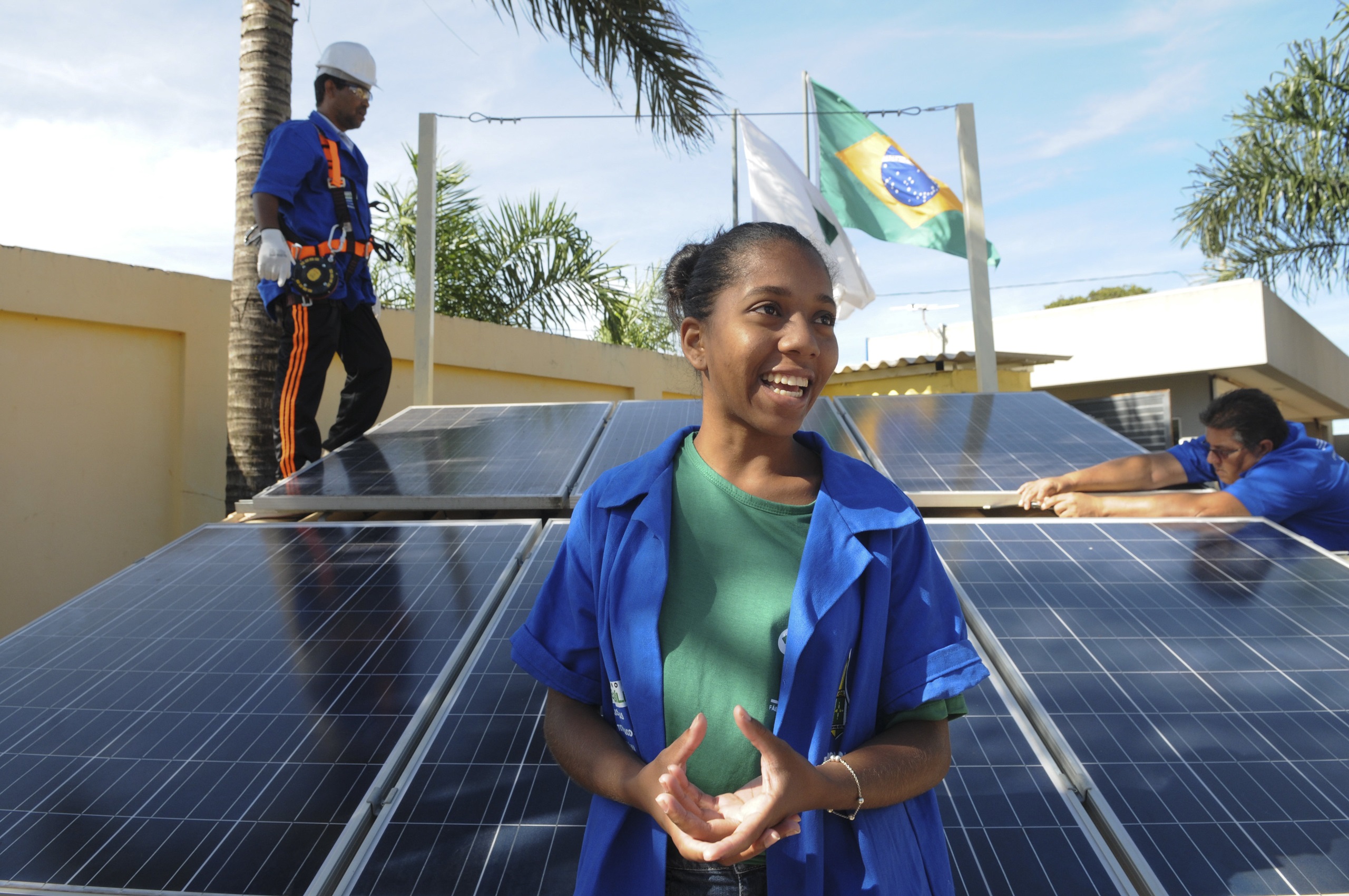 <p>La estudiante Brenda Rodrigues da Silva trabaja en la instalación de paneles solares en Fábrica Social, un centro de formación profesional de Brasilia. El año pasado, la energía solar se convirtió en la segunda fuente de electricidad de Brasil (Imagen: <a href="https://flic.kr/p/24dCxXk">Tony Winston</a> / <a href="https://flickr.com/people/agenciabrasilia/">Agência Brasília</a>, <a href="https://creativecommons.org/licenses/by/2.0/">CC BY</a>)</p>